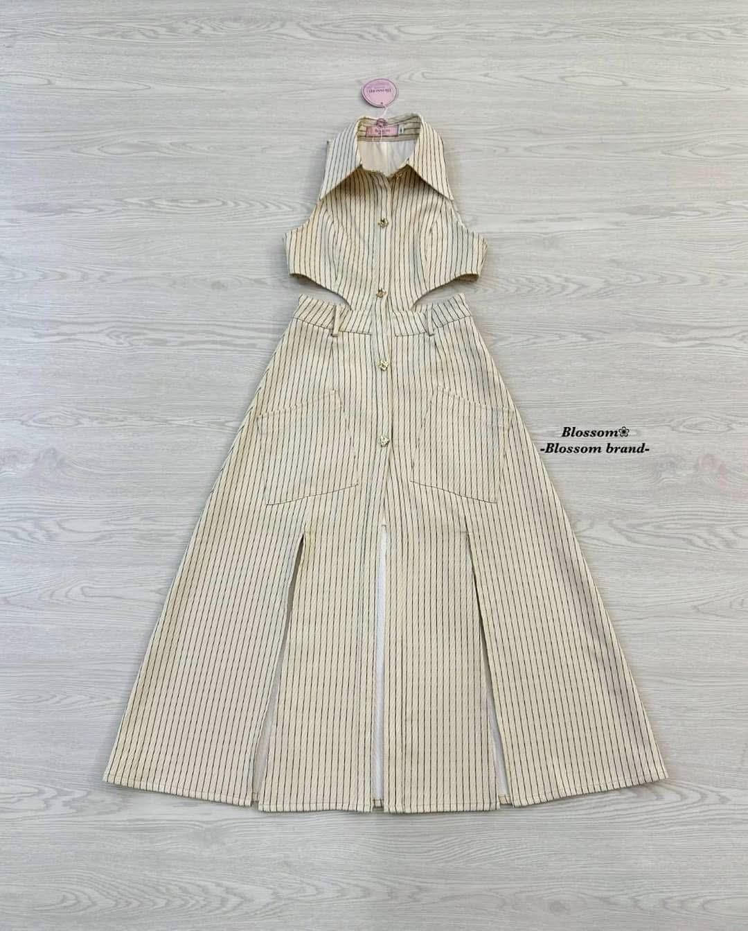 เดรสแขนกุดคอปกกระดุมหน้าผ้าลายทาง น่ารักสไตล์คุณหนู ดีไซน์เว้าเอวสองข้าง ช่วงกระโปรงผ่าหน้าแต่งกระดุมโลหะเพิ่มความเก๋ ใส่สบาย : สินค้าคุณภาพ (พร้อมส่ง)