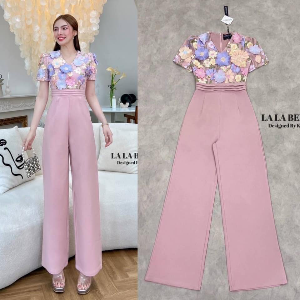 จั้มสูทกางเกงขายาวคอวี แขนสั้นเอวตีเกล็ดเข้ารูปทำให้เอวเล็กเอวน้อยช่วงตัวเสื้อเป็นลูกไม้สามมิติ ใส่สบาย สินค้าคุณภาพ (พร้อมส่ง)