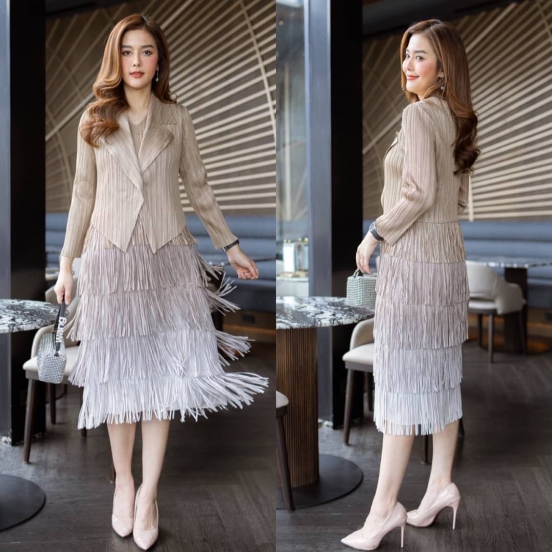 ชุดเซต เดรส+เสื้อคลุมผ้าอัดพลีท Premium มาพร้อมลายผ้าผสมด้วยสีทองเมทัลลิค งานแต่งดีเทลด้วยพู่เป็นชั้นๆ ใส่สบาย สินค้าคุณภาพ (พร้อมส่ง)