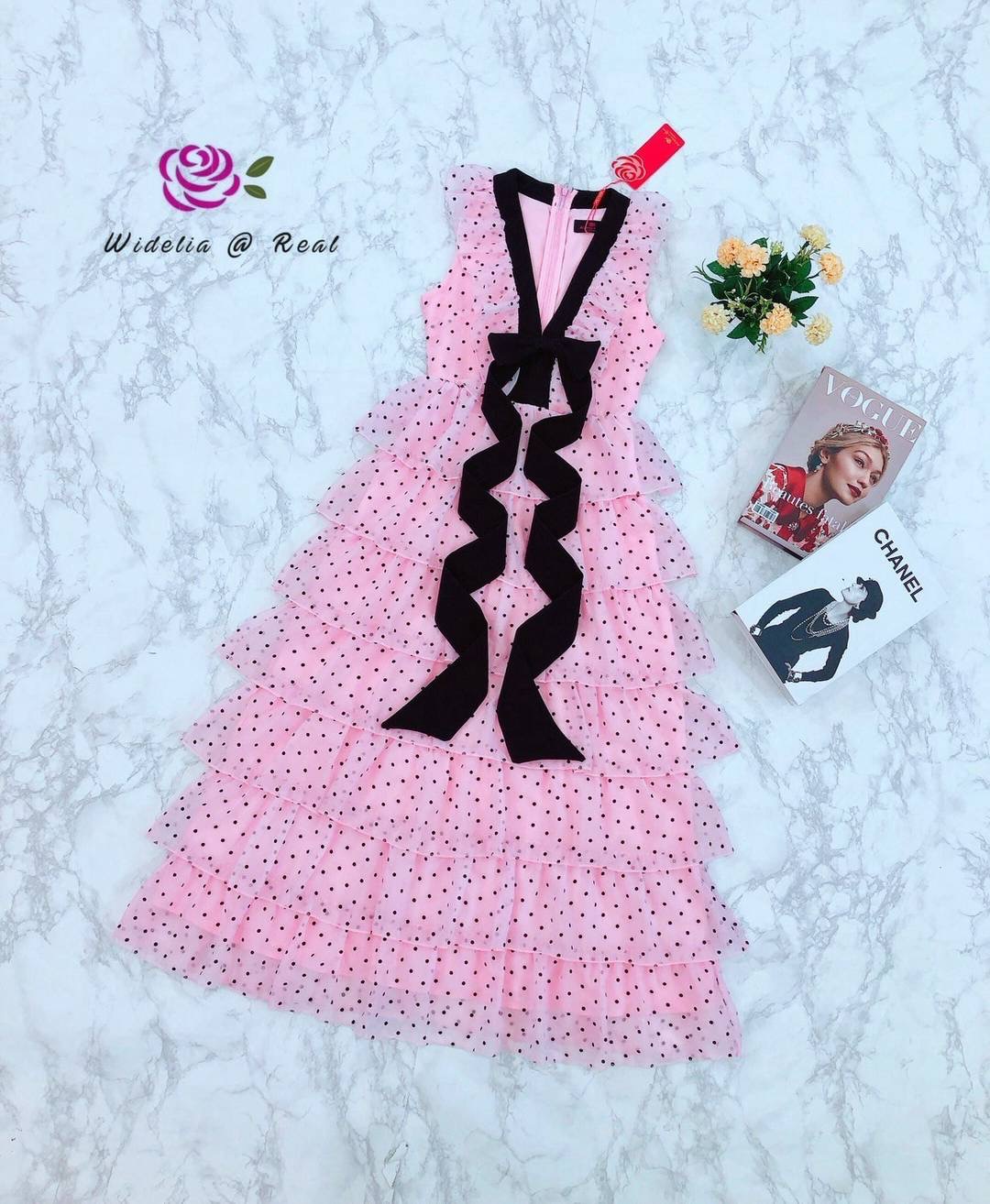 เดรสตัวยาว แขนกุด เนื้อผ้าลายจุด อกเย็บโบว์สีดำ ซิปหลัง ตัวเดรสเย็บระบายเป็นชั้นๆทั้งชุด ใส่สบาย : สินค้าคุณภาพ (พร้อมส่ง)