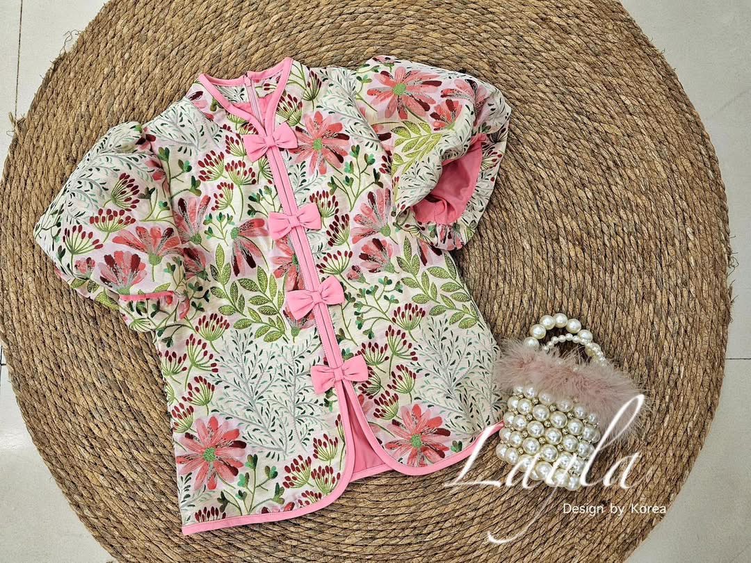 เสื้อกี่เพ้าผ้าทอลายดอกไม้สวยๆ เนื้อผ้าดีมาก เป็นทรงสวย ทรงเข้ารูปน่ารัก กุ้นขอบสีชมพู แต่งโบว์น่ารักๆ ใส่สบาย : สินค้าคุณภาพ (พร้อมส่ง)