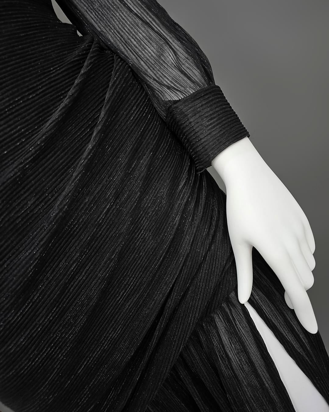 แม็กซี่เดรสเสื้อคอวีป้าย แขนยาวเสริมไหล่ กระโปรงจับเดรปย่นเข้ารูปตรงสะโพก ต่อชาย กระโปรงบาน ผ่าหน้าขา ใส่สบาย : สินค้าคุณภาพ (พร้อมส่ง)