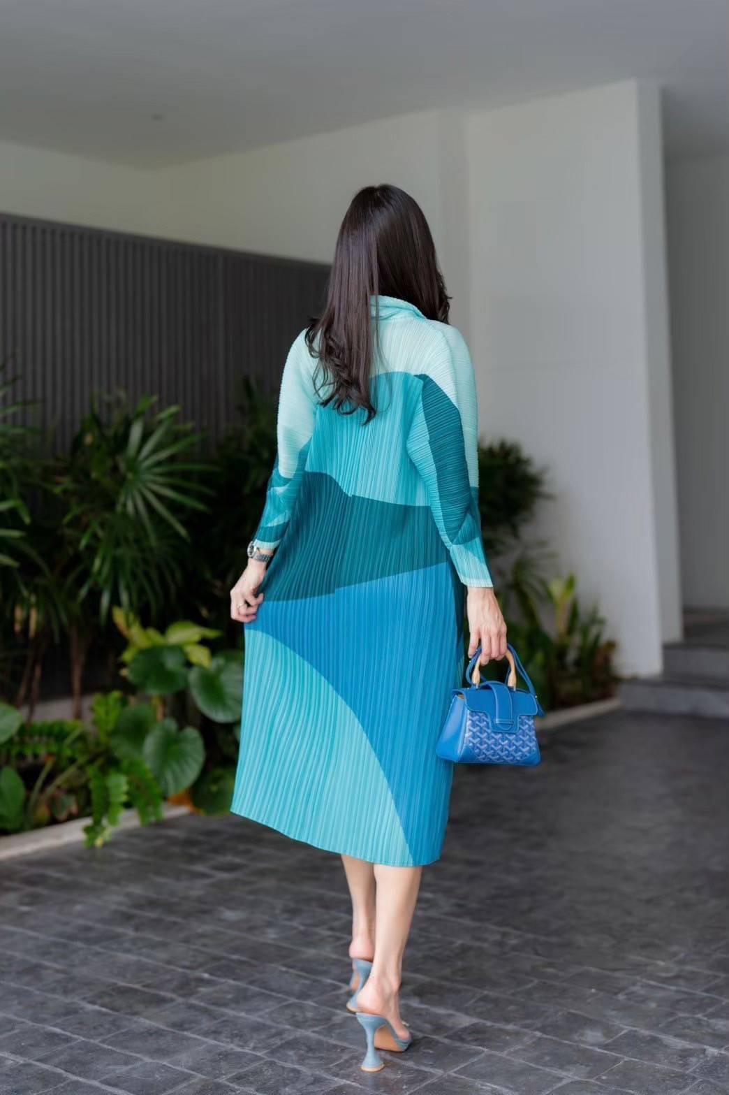 มินิเดรสอัดพลีท คอปกสูทเล็ก กระดุมหน้า เปิด/ปิด ได้ทั้งชุด แขนพองแบบตัดต่อ ให้ดูมีมิติ ยาว 4 ส่วน งานสวย ระดับ Premium : สินค้าคุณภาพ (พร้อมส่ง)