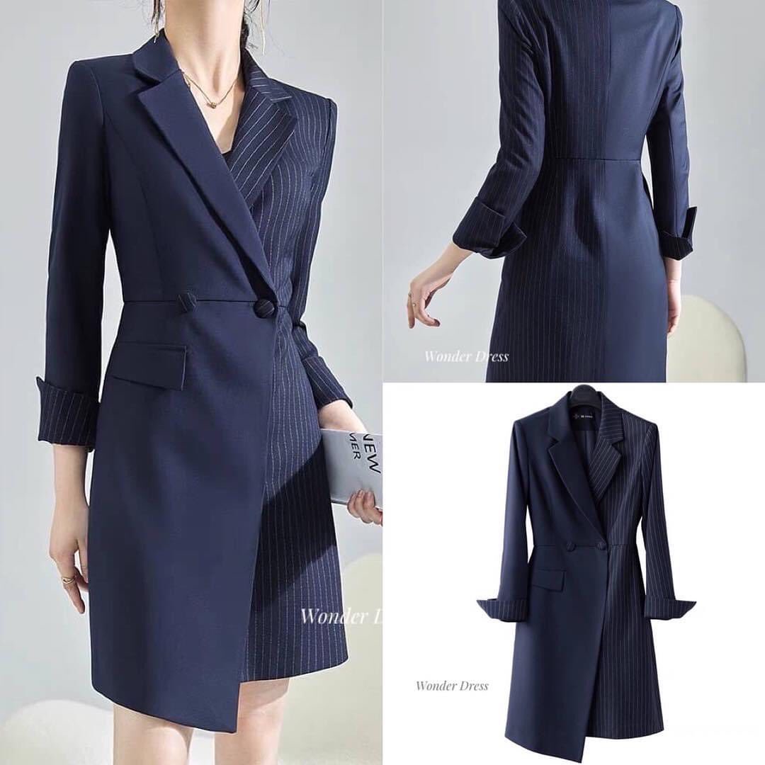 เดรสสูทลายริ้วสีกรมดำทูโทน ด้านบนแต่งคอปกสวยหรู กระดุม สองเม็ด ชายเบี่ยงสวยงาม แต่ง กระเป๋าหลอกด้านขวา สินค้าคุณภาพ (พร้อมส่ง)