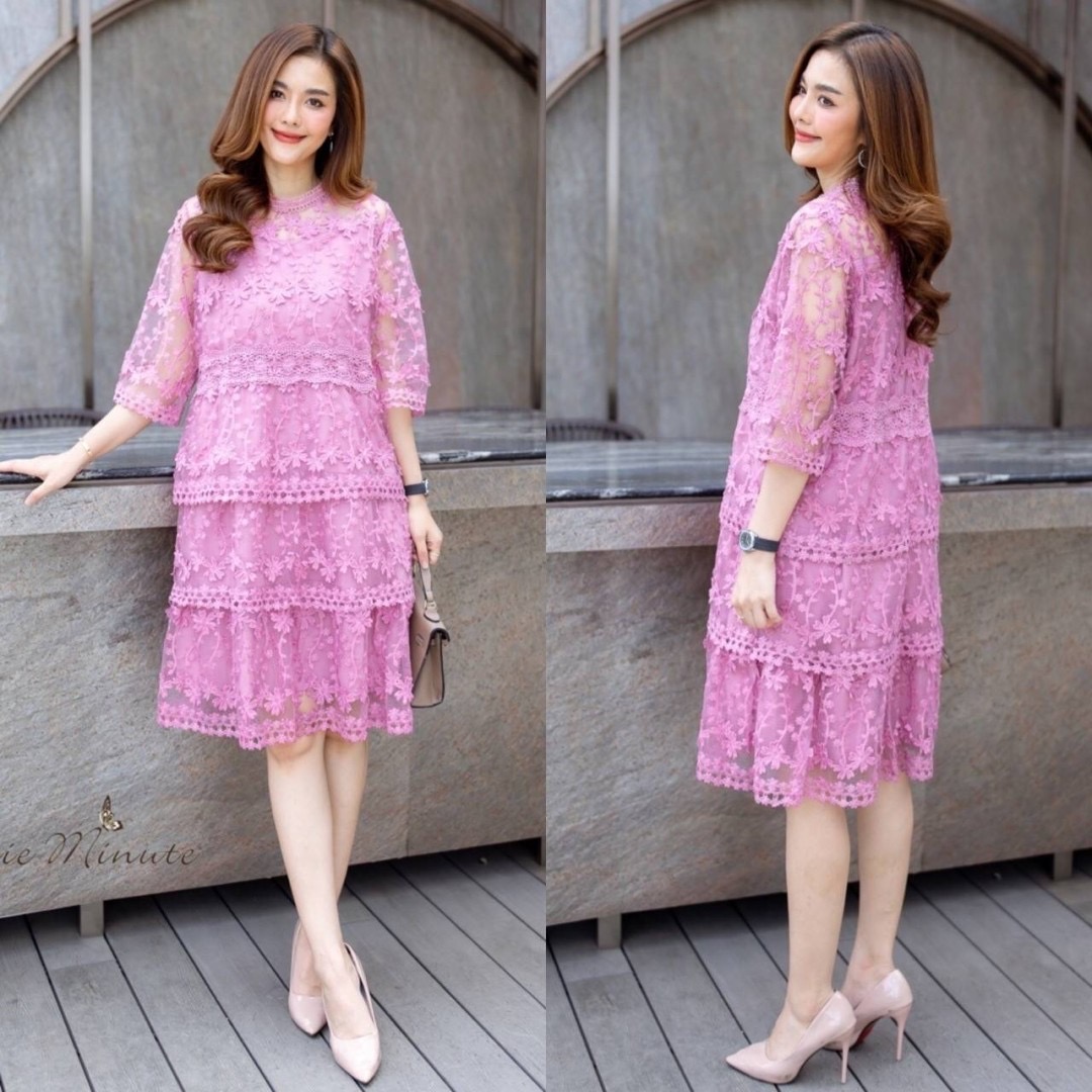 เดรสลูกไม้ออแกนซ่าเกรดพรีเมี่ยม ลายลูกไม้ เลือกใช้ลายสวยมากค่ะ ดีเทลทำระบายเป็นชั้นๆ เก๋มากค่ะ เดรสมีซับในอย่างดีทั้งตัว : สินค้าคุณภาพ (พร้อมส่ง)