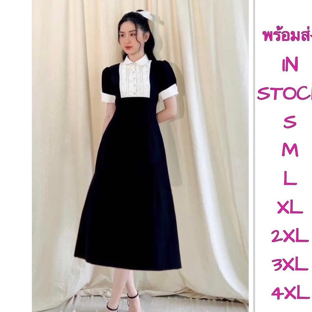 เดรสสีดำตัวยาวแขนสั้น ดีไซน์คอบัวสีขาว แต่งผ้าสีขาวยาวมาถึง ช่วงอกและแต่งระบายเล็กๆกับกระดุมมุก ใช้งานได้จริง สินค้าคุณภาพ (พร้อมส่ง)