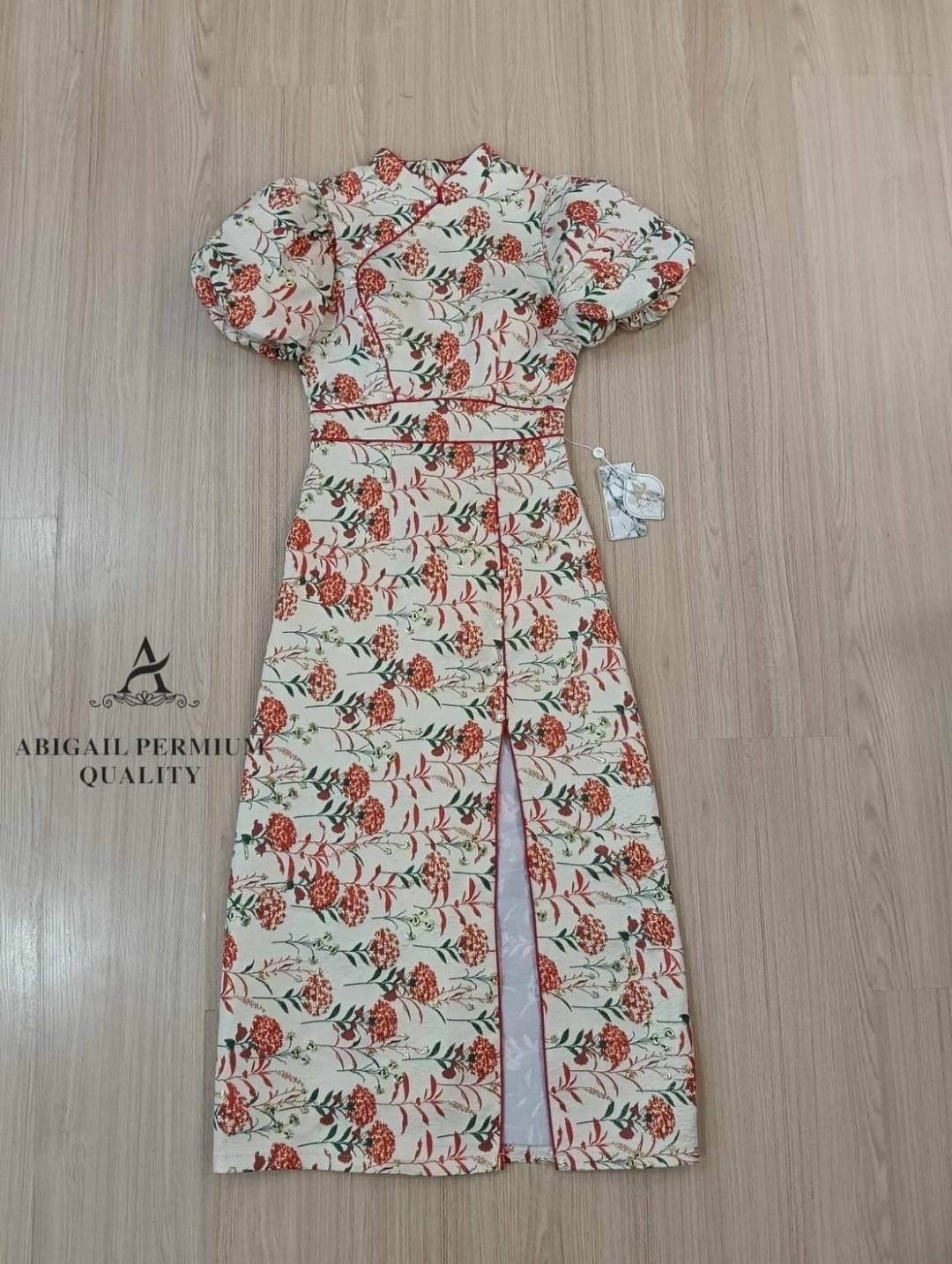 กี่เพ้าแขนตุ๊กตา คอกุ๊น ผ้าtexture ลายดอกทั้งชุด รุ่นนี้แพทเทริน เป๊ะมาก เรียบหรู ใส่รับอั่งกันจ้า สวยๆ เฮงๆรับตรุษจีนนี้ ใส่สบาย : สินค้าคุณภาพ (พร้อมส่ง)