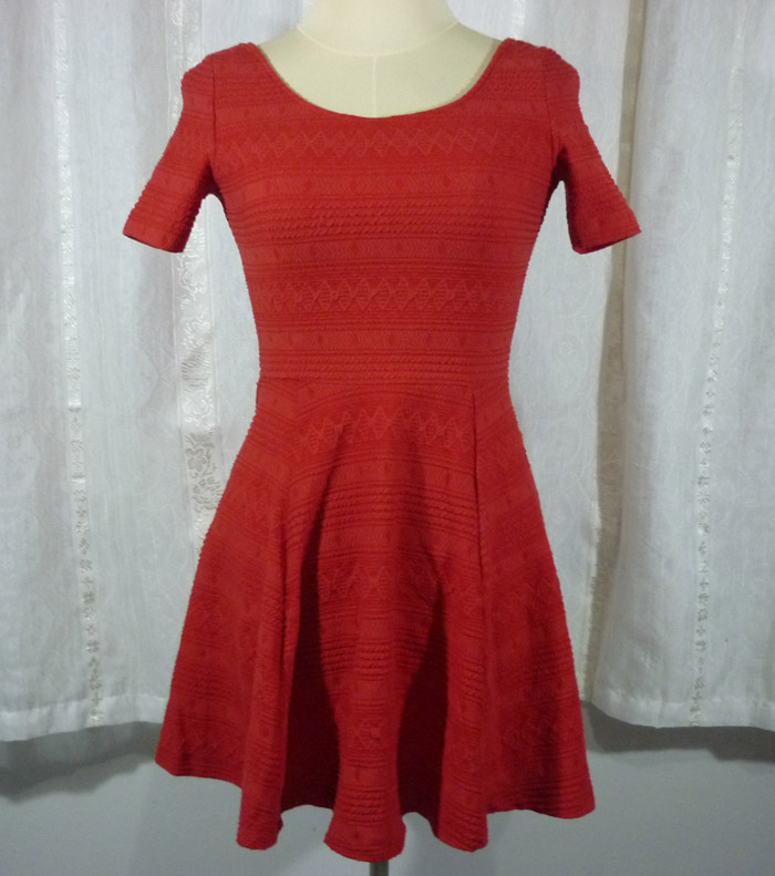 เดรสสวย แบรนด์ดัง DIVIDED สวยและเด่นมาก