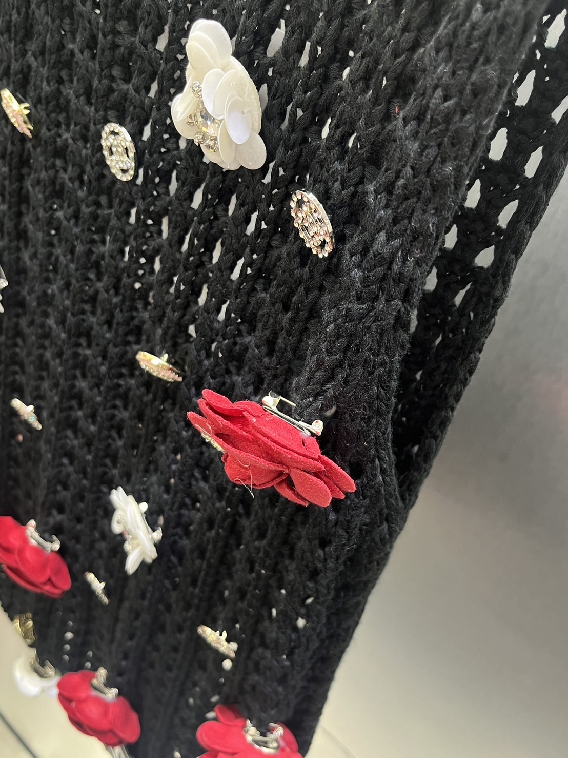 เสื้อครอปผ้านิต ปักดอกคามิเลีย ทั้งตัว สวยมาก งานเนี้ยบสุด : สินค้าคุณภาพ (พร้อมส่ง)