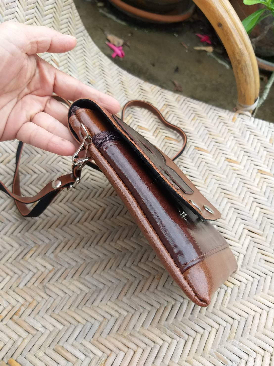 กระเป๋าสะพายหนังใบย่อมๆ น่ารักค่ะ