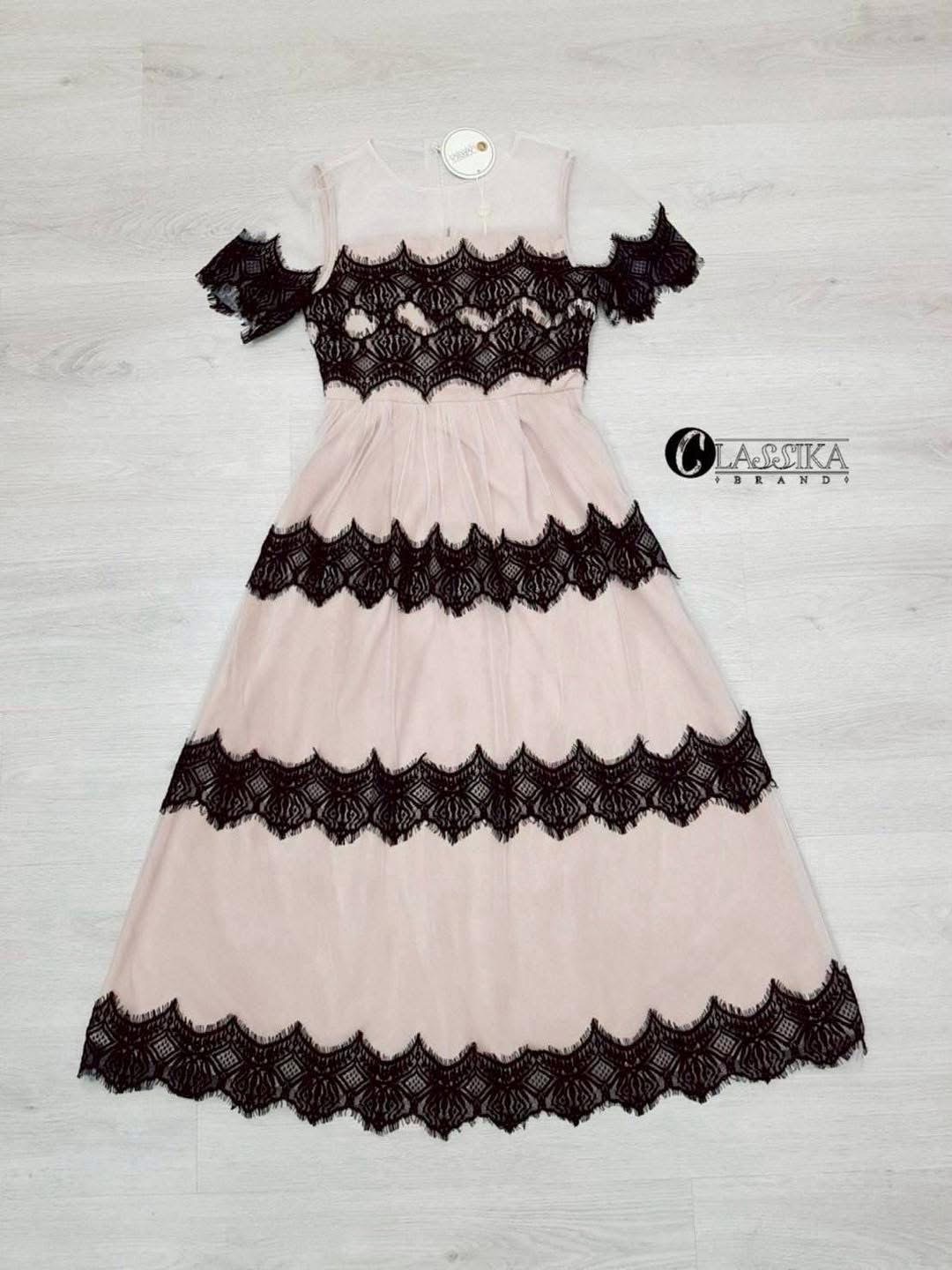 Dress ยาวแขนสั้นสีน้ำตาลอ่อนตัดลูกไม้หยักๆ สีดำ ผ้าซ้อน2ชั้นไม่บาง คอและชุดด้านนอกเป็นซีทรูด้านในเป็นผ้าพื้นสีน้ำตาลอ่อนๆ ซิปหลังใส่ง่าย ผ้าเนื้อนุ่มมากๆค่ะ ใส่สบาย : สินค้าคุณภาพ (พร้อมส่ง)