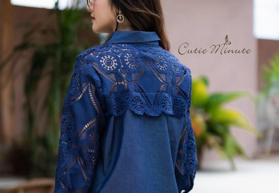 เสื้อยีนส์ แต่งด้วยผ้าลูกไม้หน้าหลังเเละช่วงเเขน เสื้อทรงเชิ้ต ใส่สบาย : สินค้าคุณภาพ (พร้อมส่ง)