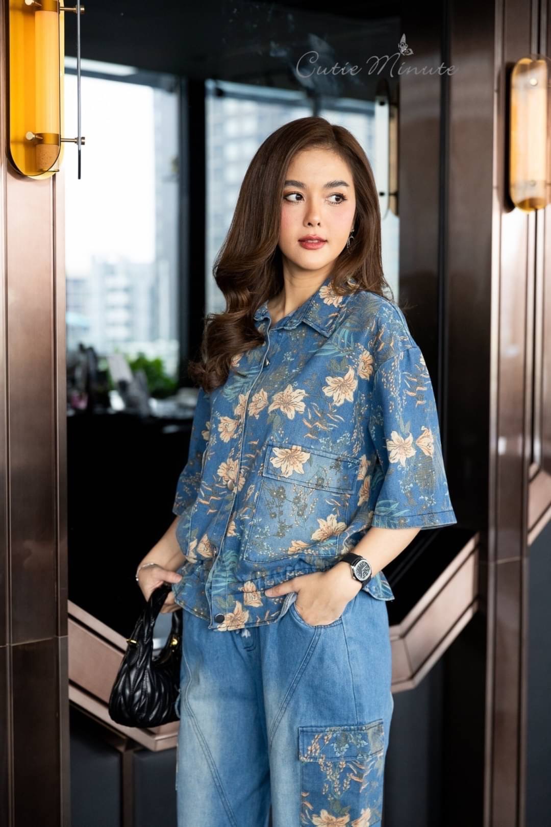 ชุดเซ็ทเสื้อ+กางเกง ผ้ายีนส์เกรดพรีเมี่ยมฟอก ทั้งตัว เนื้อผ้าหนากำลังดี มีความยืดหยุ่นเสื้อ ทรงเก๋มากค่ะ ใส่สบาย : สินค้าคุณภาพ (พร้อมส่ง)