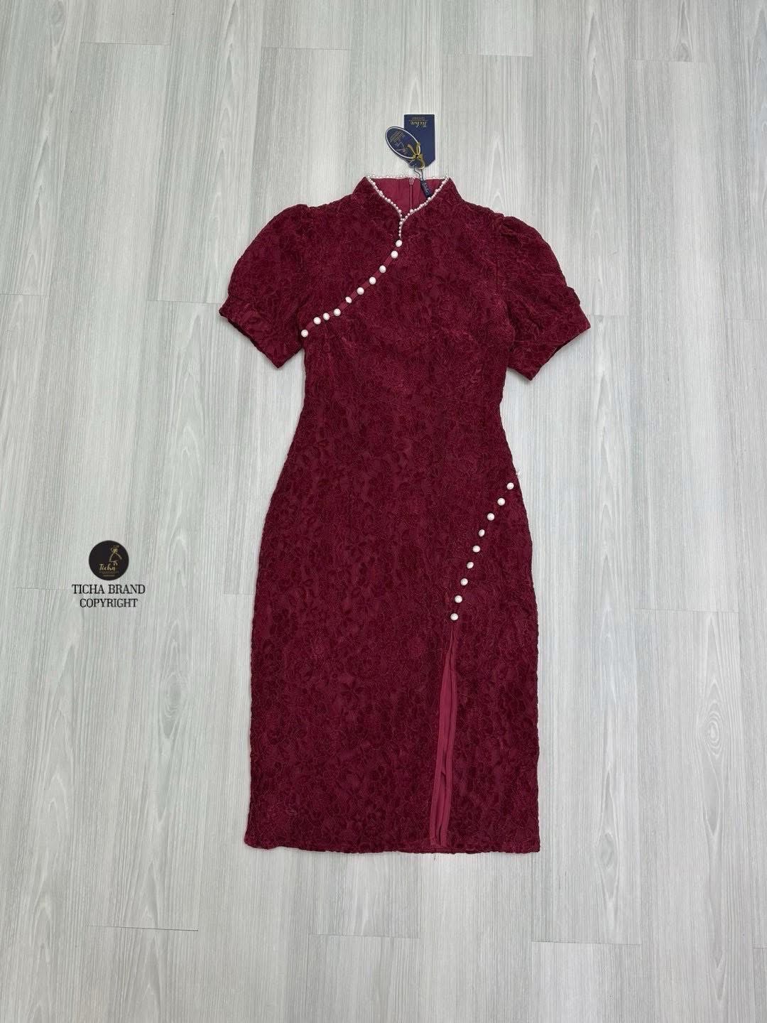 เดรสลูกไม้กี่เพ้าแขนตุ๊กตาสีแดงไวน์ ดีไซส์เย็บแต่งมุกขาวเด่นสวย (ซิปหลัง) ดีไซน์แต่งผ่าหน้าสวยมากผ้าลูกไม้นิ่มมาก ทรงสวยเข้ารูปเป๊ะ ใส่สบาย : สินค้าคุณภาพ (พร้อมส่ง)