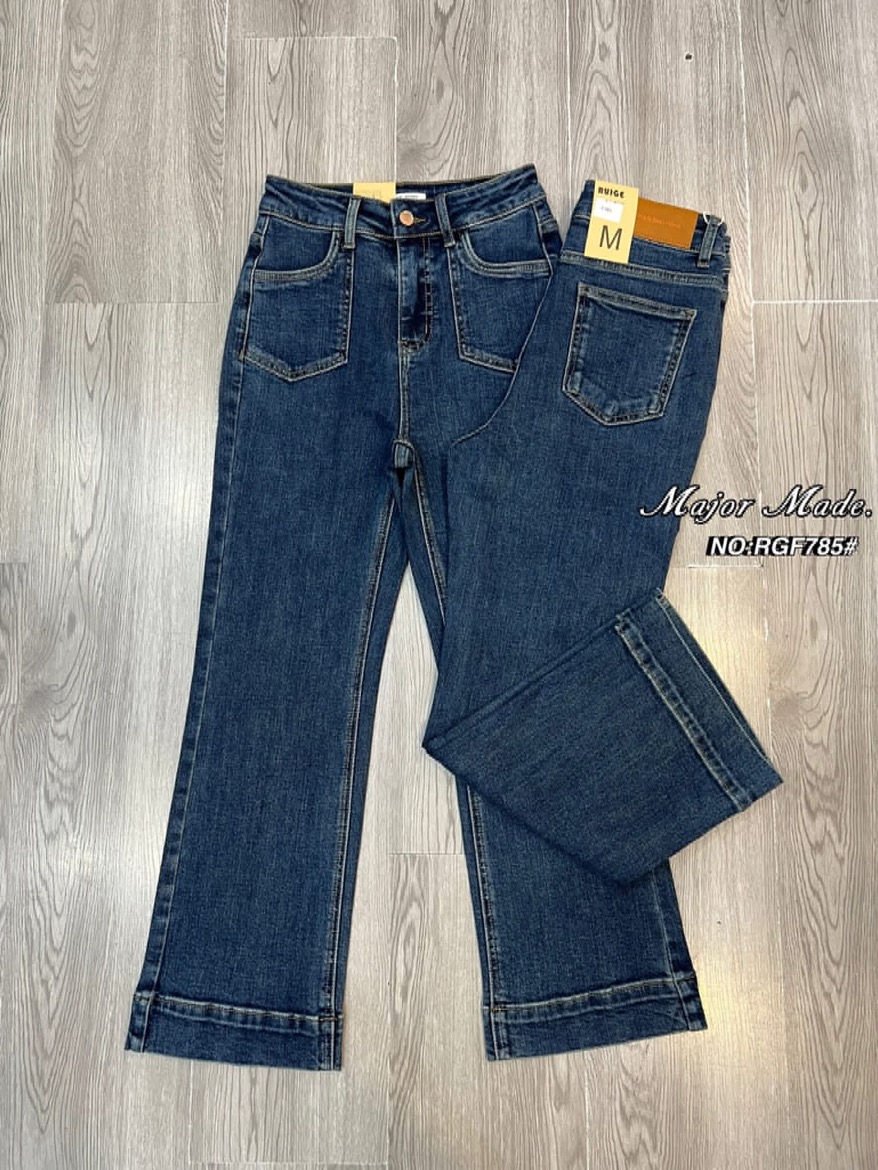 กางเกงยีนส์ทรงขาบานนิดๆ รุ่นใหม่ แพทเทินเกาหลีเป๊ะทุกจุด เอวสูง ดีเทลแต่งกระเป๋าเล็กคู่ด้านหน้า ปลายขากว้าง เก๋มากๆ ฟอกสีเข้มสวยมาก เนื้อผ้ายืดหยุ่นเก็บทรง ใส่สบาย : สินค้าคุณภาพ (พร้อมส่ง)