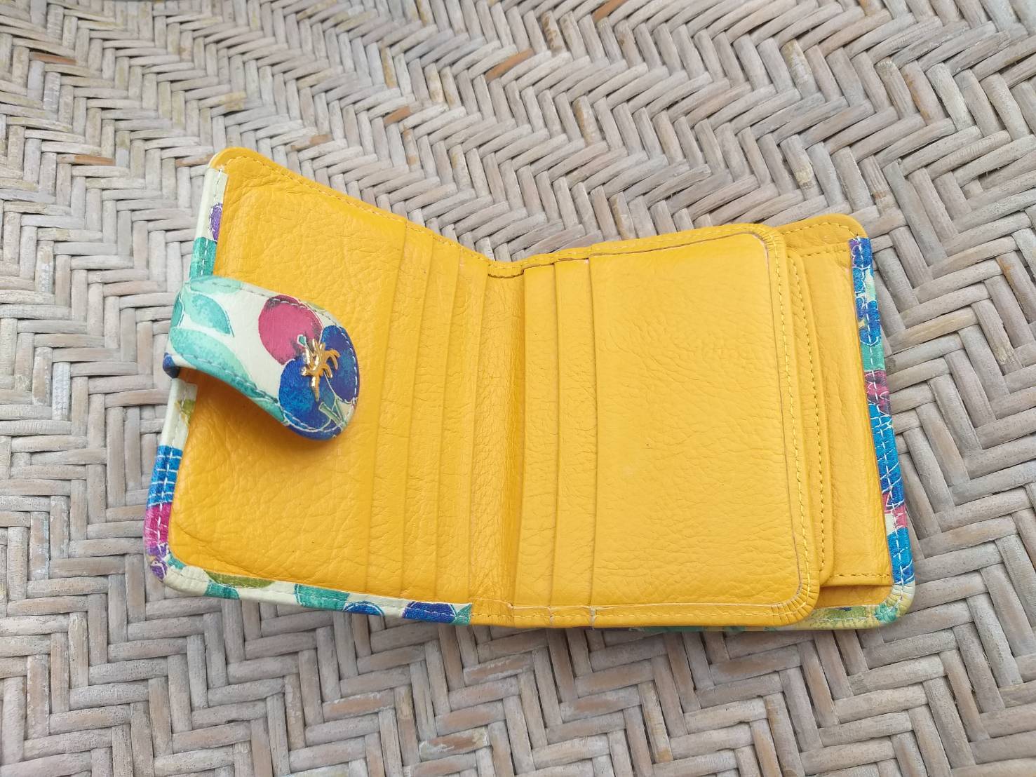 กระเป๋าสตางค์หนังแท้ ลายสวยมาก น่ารักค่ะ