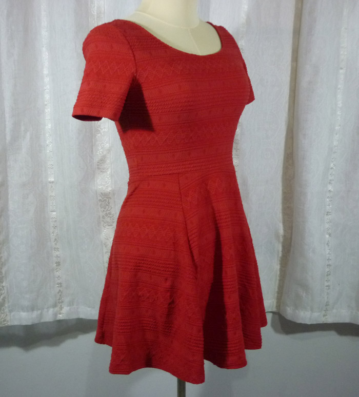 เดรสสวย แบรนด์ดัง DIVIDED สวยและเด่นมาก