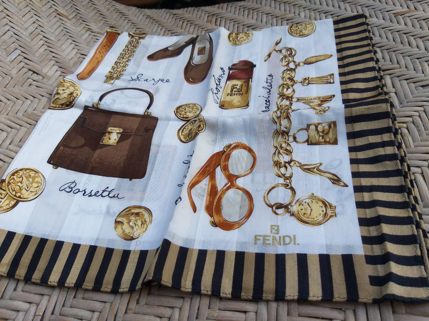 ผ้าเช็ดหน้าแบรนด์เนม FENDI ผืนใหญ่ ผ้านุ่มมาก