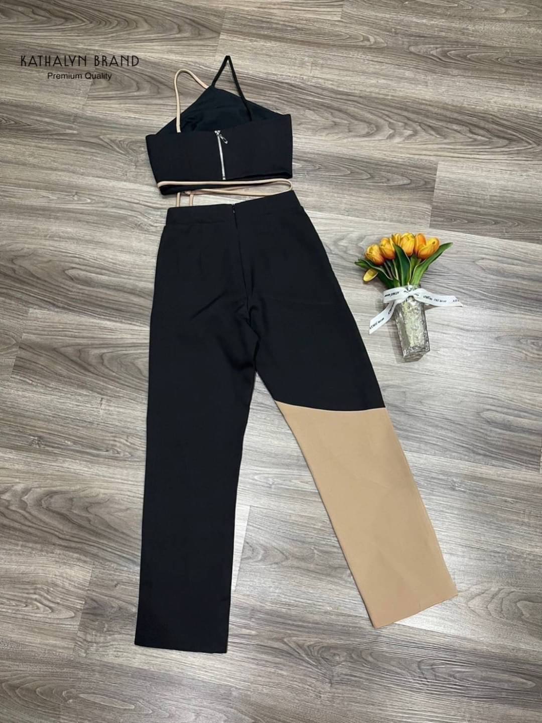 ชุดเสื้อ+กางเกงขายาว เสื้อครอปกึ่งเกาะอก มีสายไขว้ที่คอ ทรงพอดีตัวใส่กำลังสวย เล่นสีทูโทนเก๋ๆ ช่วงปลายเสื้อแต่งผ้าตัวผูกโบว์ด้านข้าง มาคู่กับกางเกงเอวสูง สินค้าคุณภาพ (พร้อมส่ง)