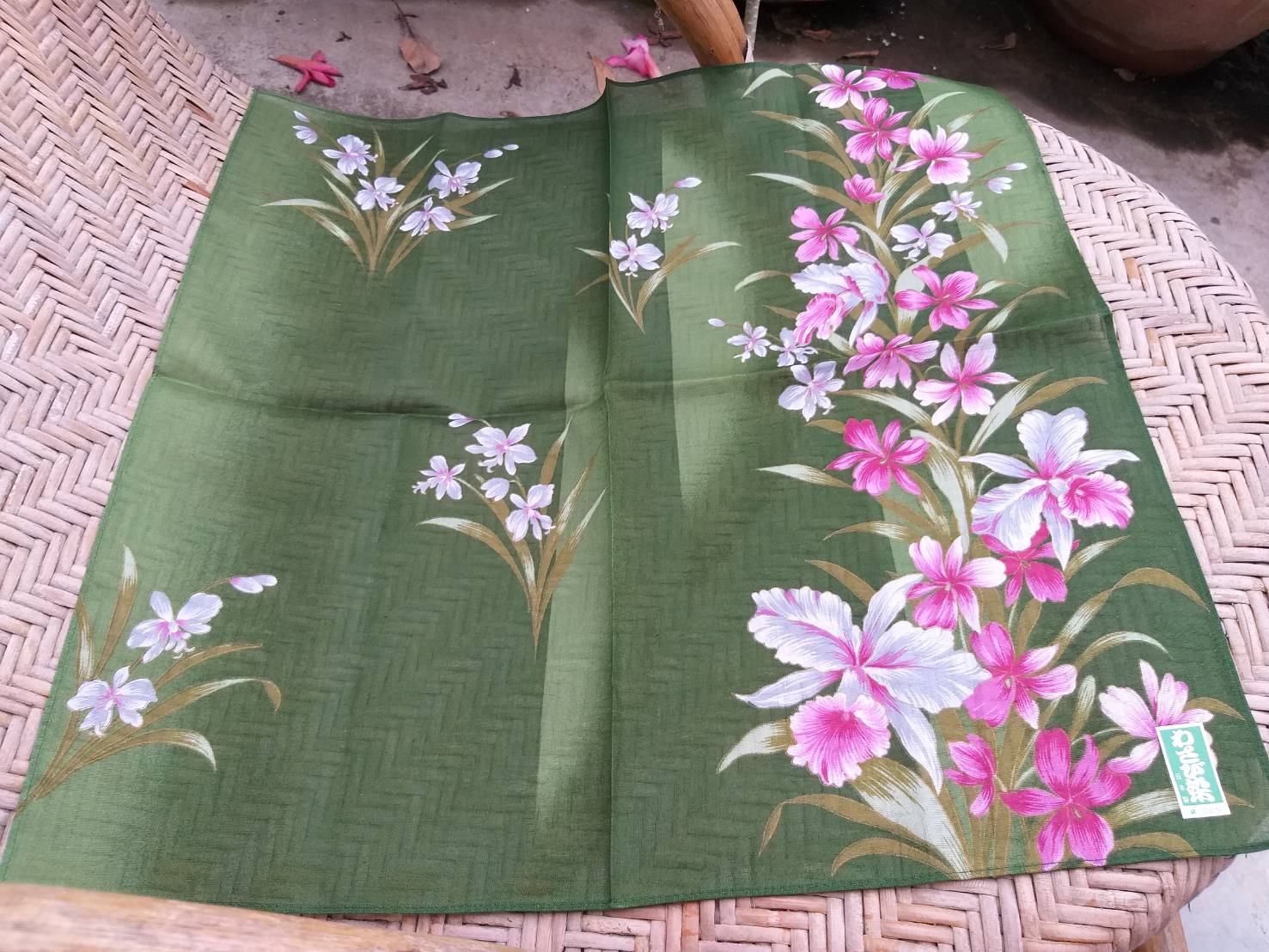 ผ้าเช็ดหน้าลายดอกไม้ ผ้าสีเขียว สวยมาก