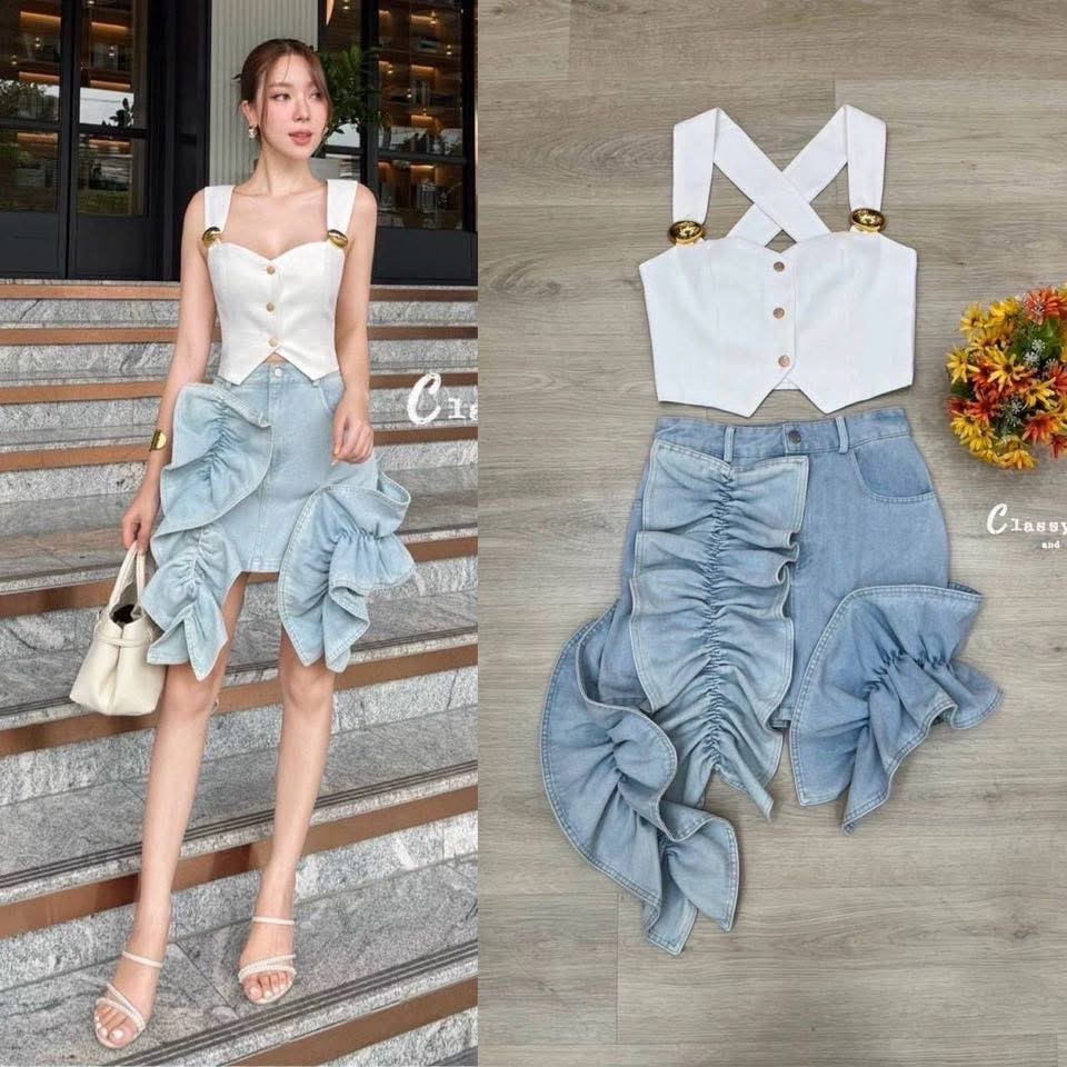 Set 2 ชิ้น (เสื้อแขนกุดคอหัวใจสีขาว+ กระโปรงยีนส์สั้นด้านในเป็นซับในกางเกง) ตรงกระโปรงตัดต่อผ้าระบายยีนส์รอบชุด ใส่สบาย : สินค้าคุณภาพ (พร้อมส่ง)