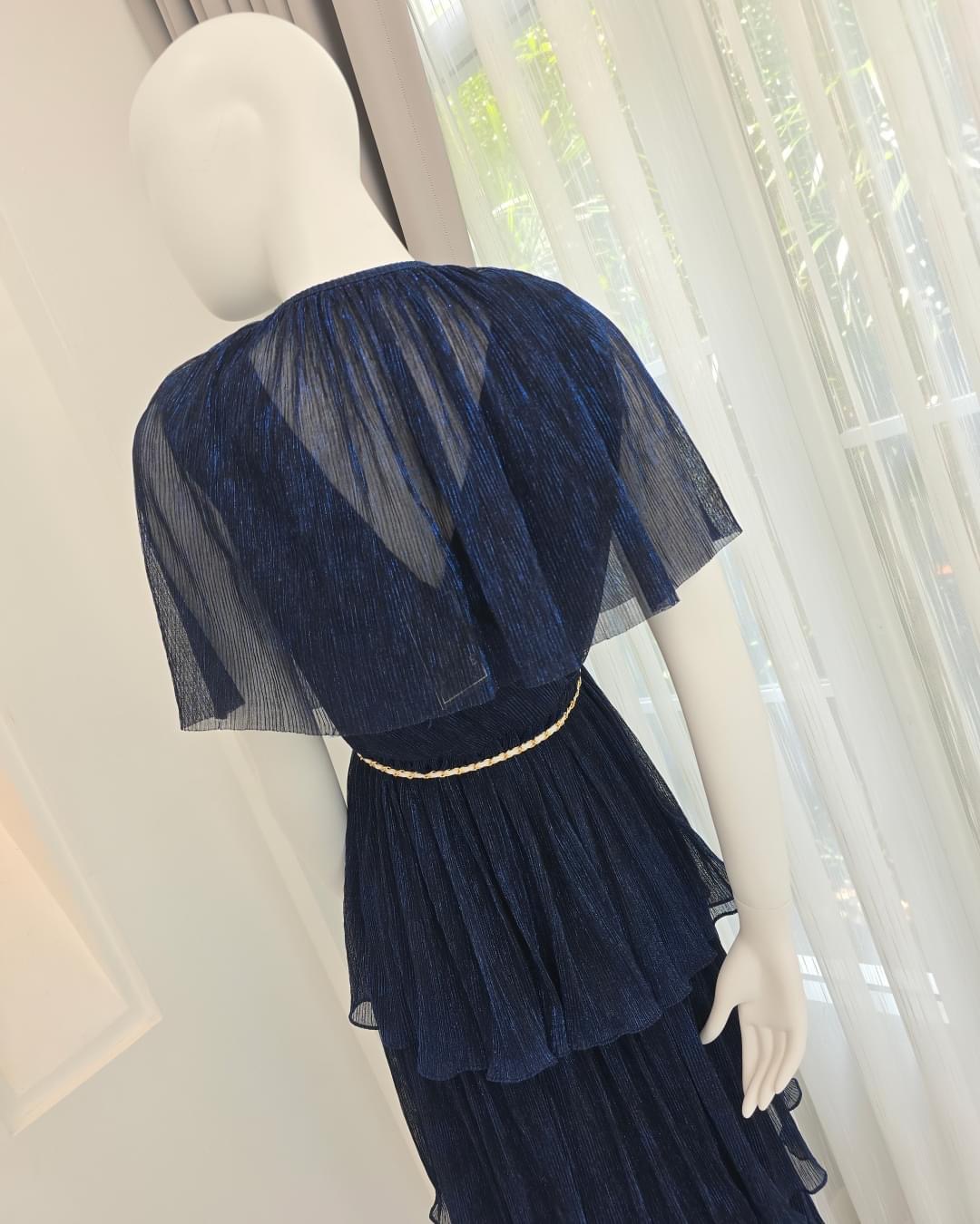 แม็กซี่เดรสคอวีป้ายแขนกุด มาพร้อม เสื้อคลุมติดกระดุมเปิดได้ กระโปรงบานจีบรูด ระบาย4ชั้น มาพร้อมโบว์สำหรับผูกเอว ทำจาก ผ้าราเม่ผสมดิ้นเมทัลลิค เนื้อนุ่มยืดหยุ่น มีซิป ซ่อนและซับในเต็มตัว ใส่สบาย : สินค้าคุณภาพ (พร้อมส่ง)