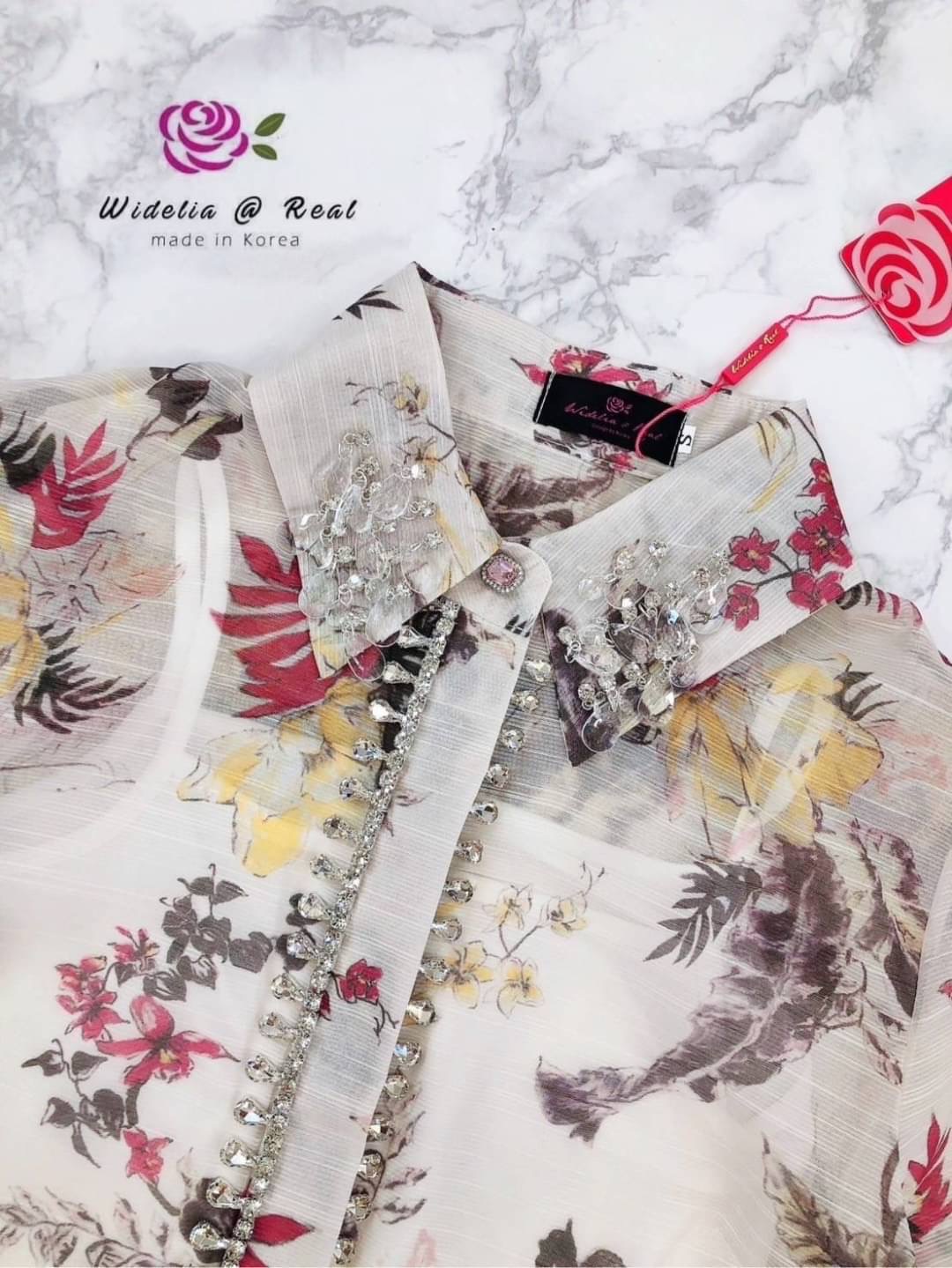 Set :: เสื้อแขนยาวตัวสวยทรงดี คอปกเชิ๊ตเก๋ ด้ายหน้าแต่งกระดุมเรียงแนวสวย พร้อมประดับเพชร ช่วงแขนยาวพองเป็นทรง มาเข้าชุดพร้อมกระโปรงตัวยาวทรงเอบานสวย สินค้าคุณภาพ (พร้อมส่ง)