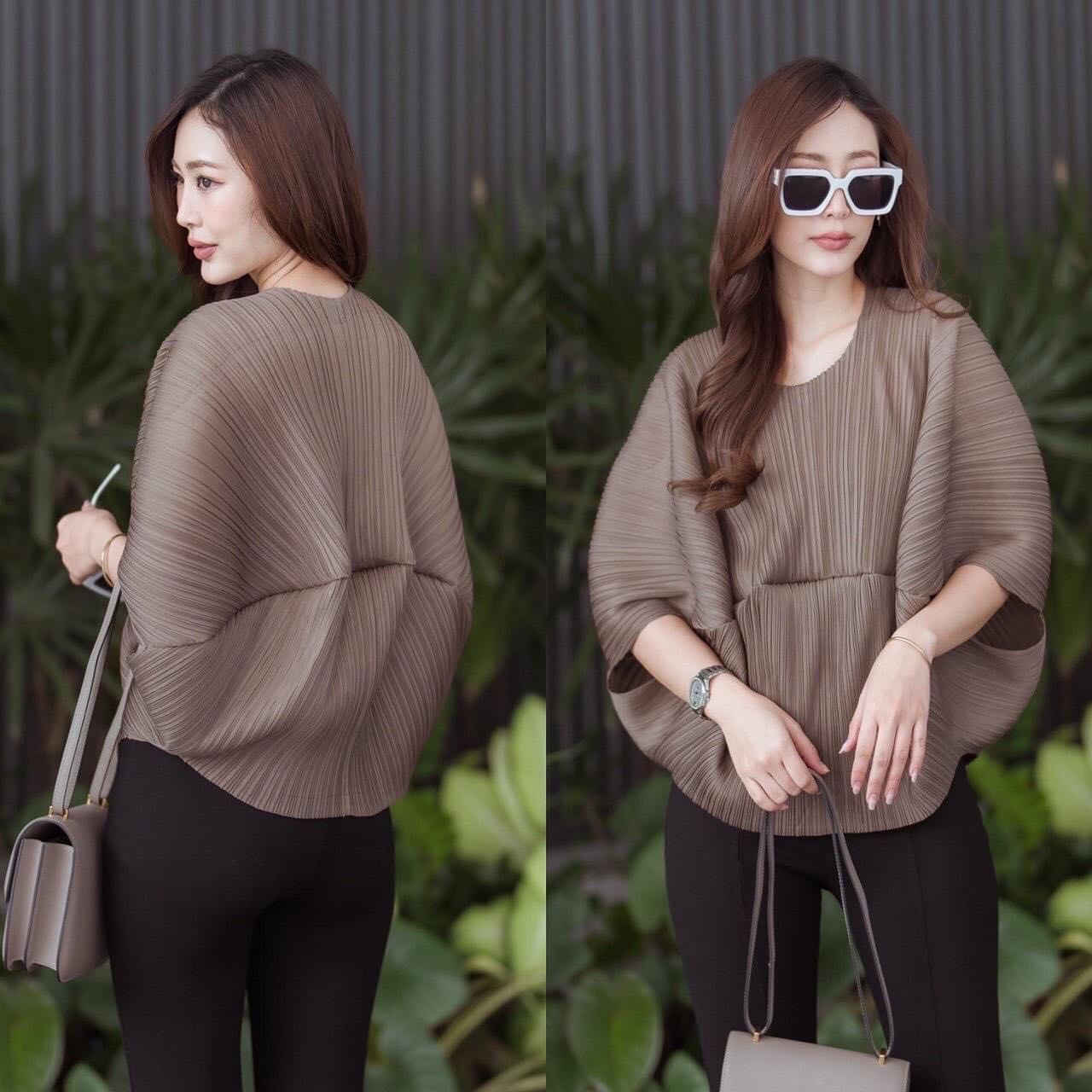 เสื้ออัดพลีทอย่างดี แบบงานแบรนด์ ดีไซด์ไหล่สโลป เย็บกลางลำตัว เป็นทรงวงกลม : สินค้าคุณภาพ (พร้อมส่ง)