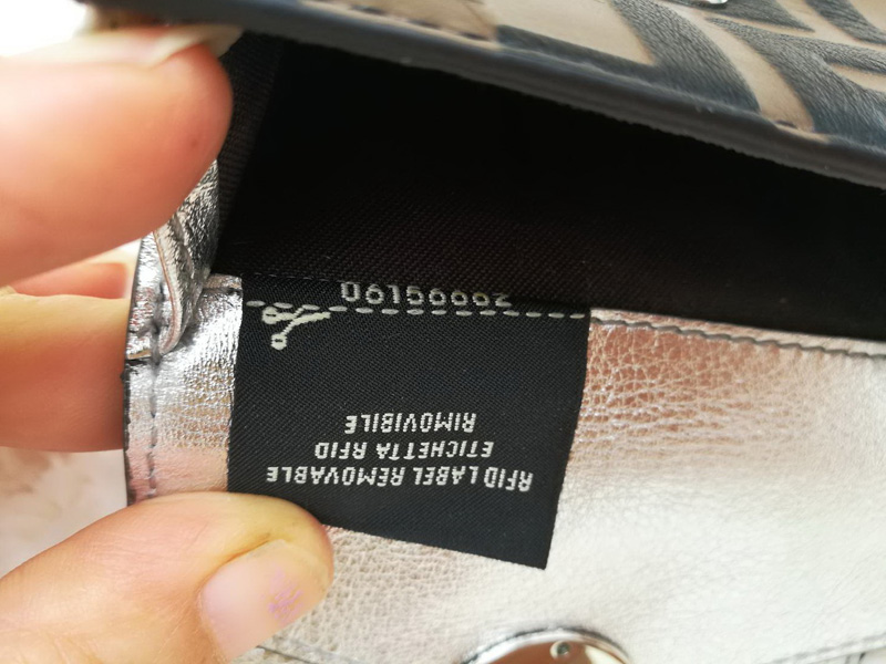 กระเป๋าสตางค์ FENDI MICRO F IS FENDI TRIFOLD WALLET