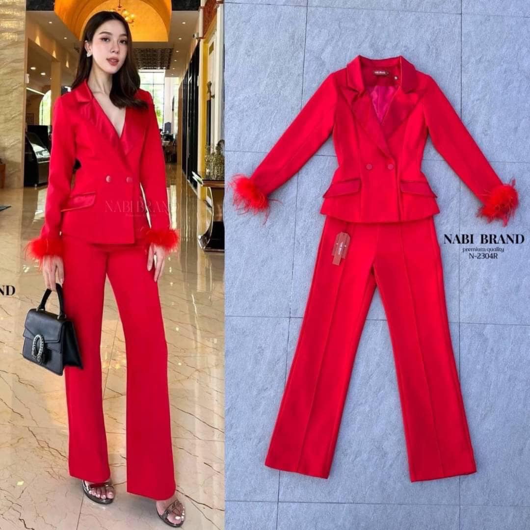 Set สูท2ชิ้น เสื้อแขนยาว+กางเกงขายาว ดีเทลเรียบหรู เสื้อคอปกเงา ดูแพงมาก กระดุมสองเม็ด ปลายแขนแต่งด้วยขนนกหรู กางเกงทรงเองสูงนิดนึงกระบอกเล็ก สินค้าคุณภาพ (พร้อมส่ง)