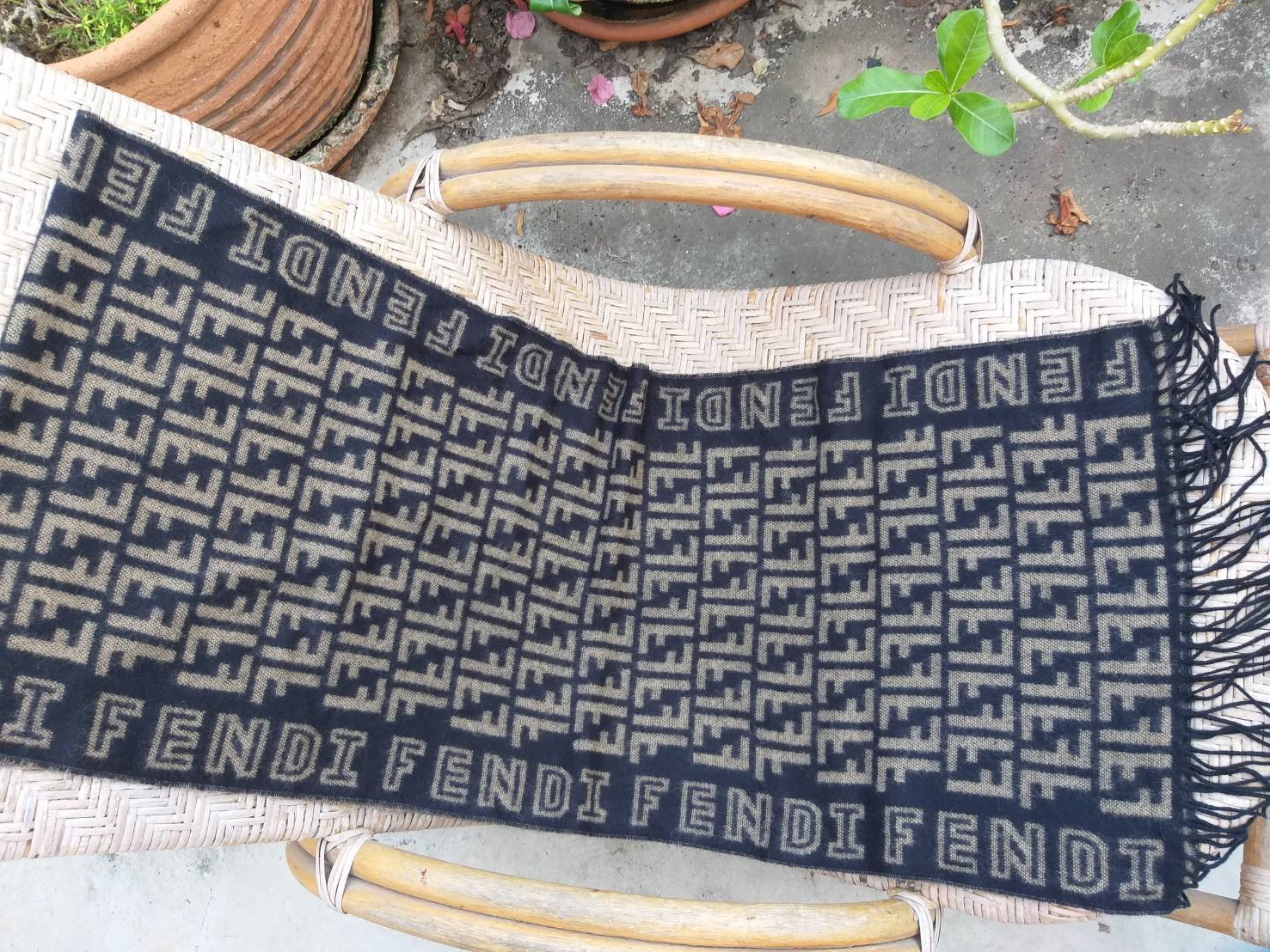 ผ้าพันคอ FENDI แท้ สวยมาก ผ้าดีมาก