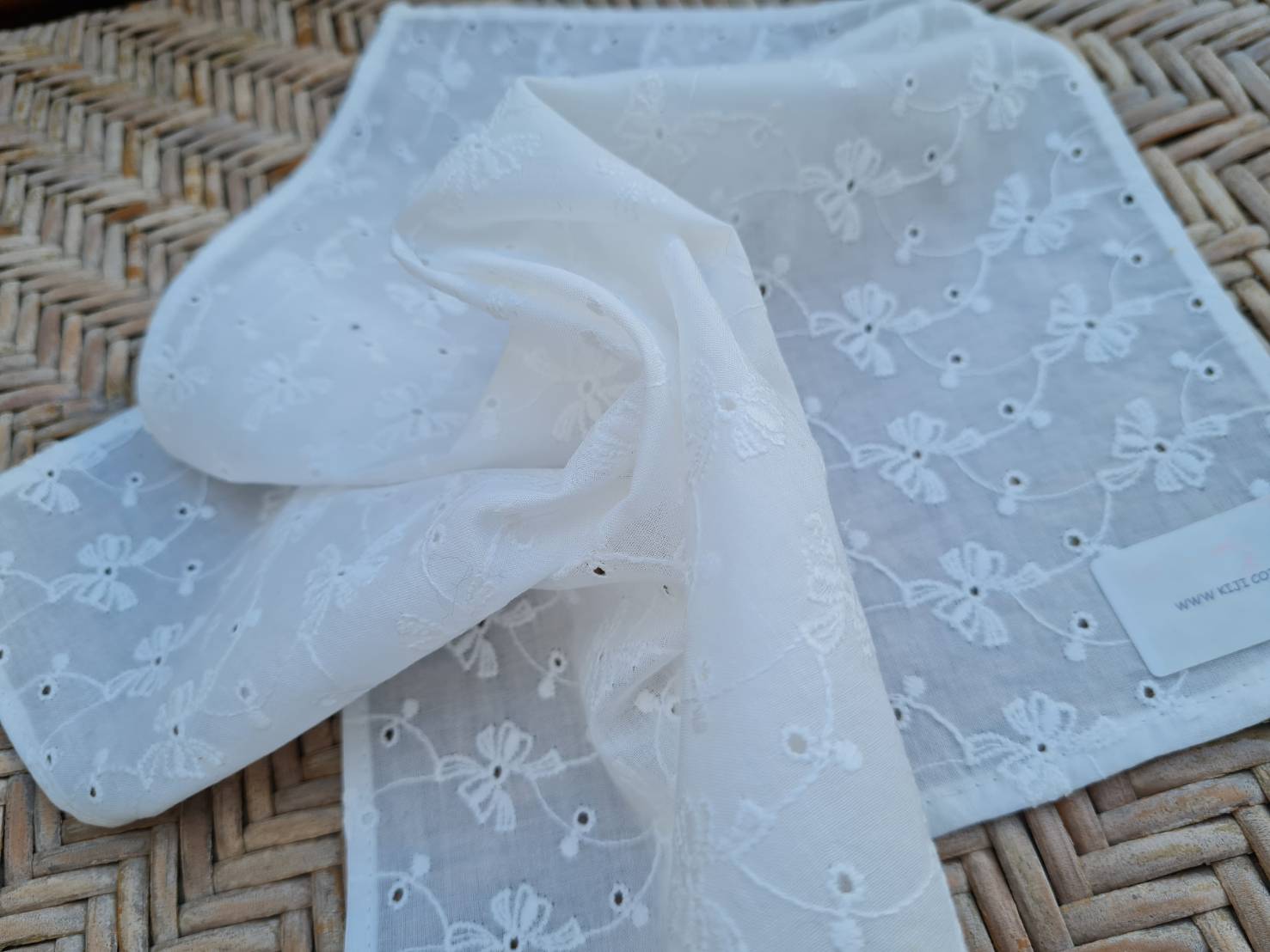 ผ้าเช็ดหน้าลูกไม้ สีขาวสวยสะอาด น่ารักมาก