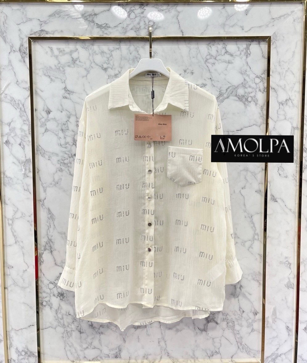 เสื้อเชิ้ตซีทรู MIU MIU หน้าสั้น หลังยาว ปิดก้น ปิดสะโพก สวยหรูดูแพง แสงออก ดีเทลละเอียดทุกจุด ลายใหม่ ใส่สบาย : สินค้าคุณภาพ (พร้อมส่ง)