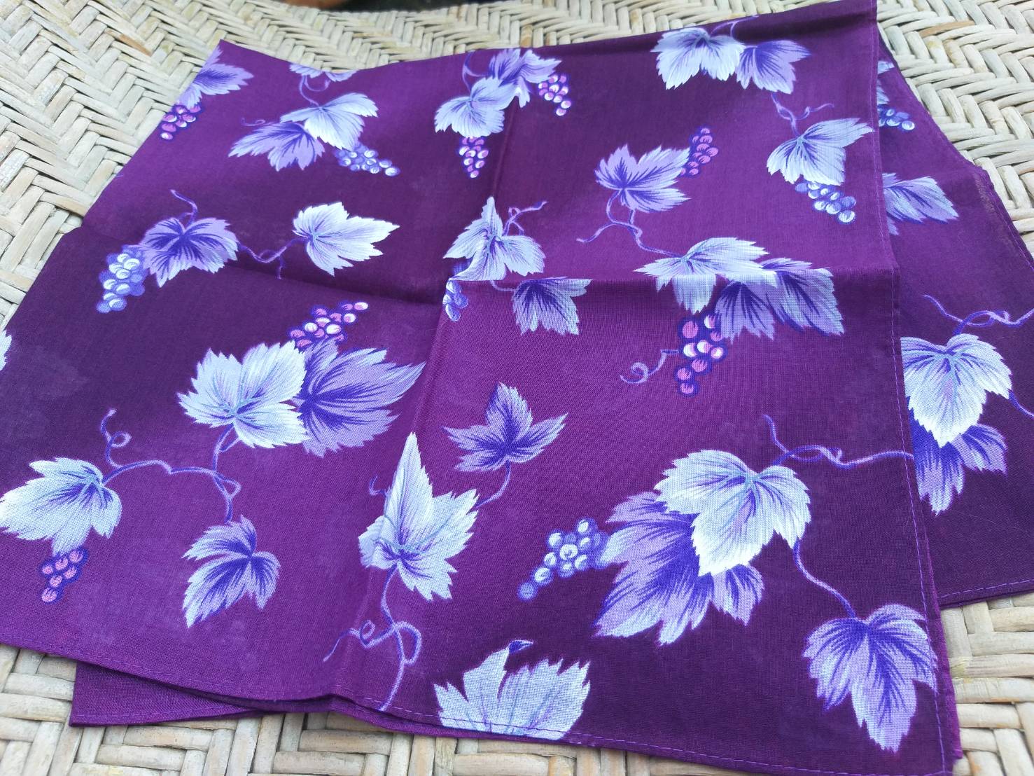ผ้าเช็ดหน้าลายองุ่น สีม่วง สวยมาก ผืนใหญ่