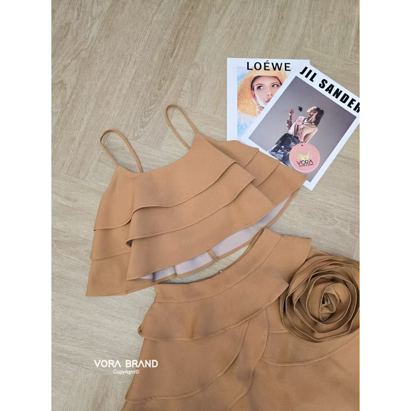 Set เสื้อสายสายเดี่ยวแต่งระบายชั้นรอบชุด อกมีฟองน้ำจัดทรงให้ค่ะ แมทช์กับกระโปรงสั้นเข้าชุด ดีเทลระบายชั้นแต่งดอกไม้ด้านข้าง มีกางเกงด้านในไม่ต้องกลัวโป๊เลยค่ะ ใส่สบาย : สินค้าคุณภาพ (พร้อมส่ง)