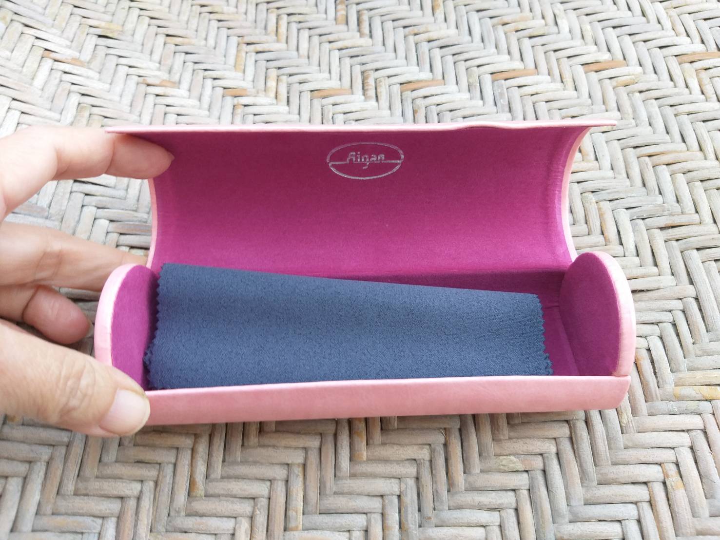 กล่องแว่นทรงน่ารัก กล่องหนังอย่างดี