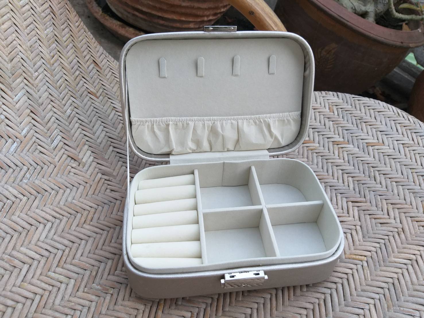 กล่องใส่เครื่องประดับ กล่องอย่างดี สวยมาก (ของใหม่)