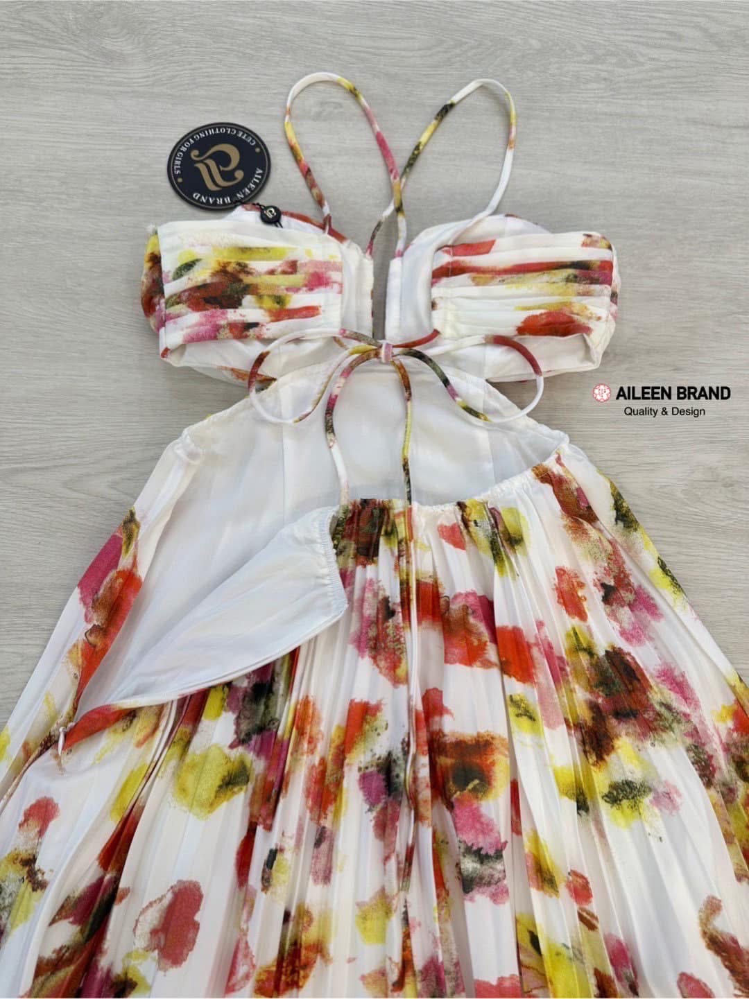 Maxi เดรสเกาะอก ดีไซน์แต่งสายไขว่หน้า ยาวถึงหลัง ผูกหลัง เพิ่มความเซ็กซี่ด้วยกานแต่งเว้า ช่วงอก เอวและหลัง ช่วงเอวด้านหลังแต่งจั้มสม๊อค ซิปข้าง ใส่สบาย : สินค้าคุณภาพ (พร้อมส่ง)