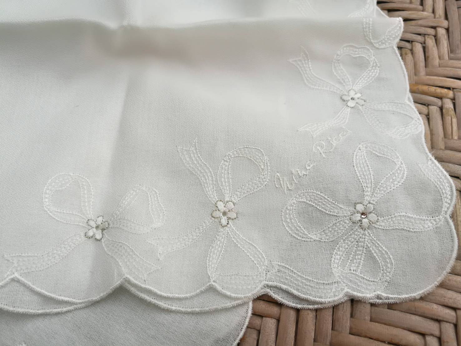 ผ้าเช็ดหน้า NINA RICCI สวยมากกก