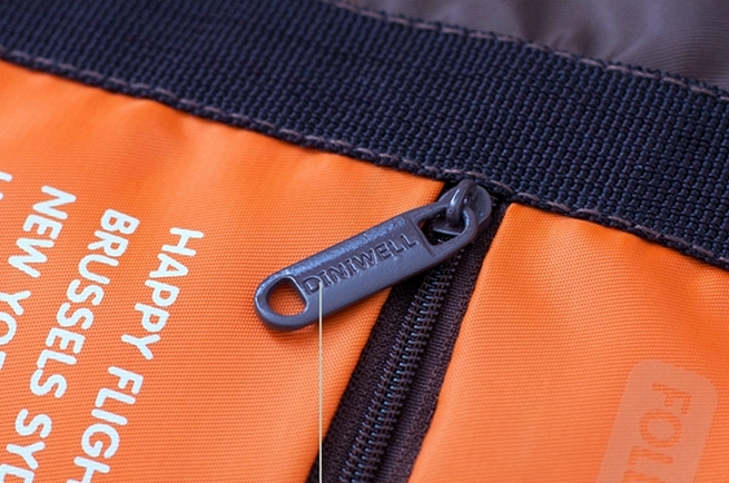 กระเป๋าเดินทางพับเก็บได้ เพื่อการเดินทาง ท่องเที่ยว ปรับสายสะพายได้ เสียบที่จับของกระเป๋าเดินทางได้ มีซิปรูดตอนพับเก็บ