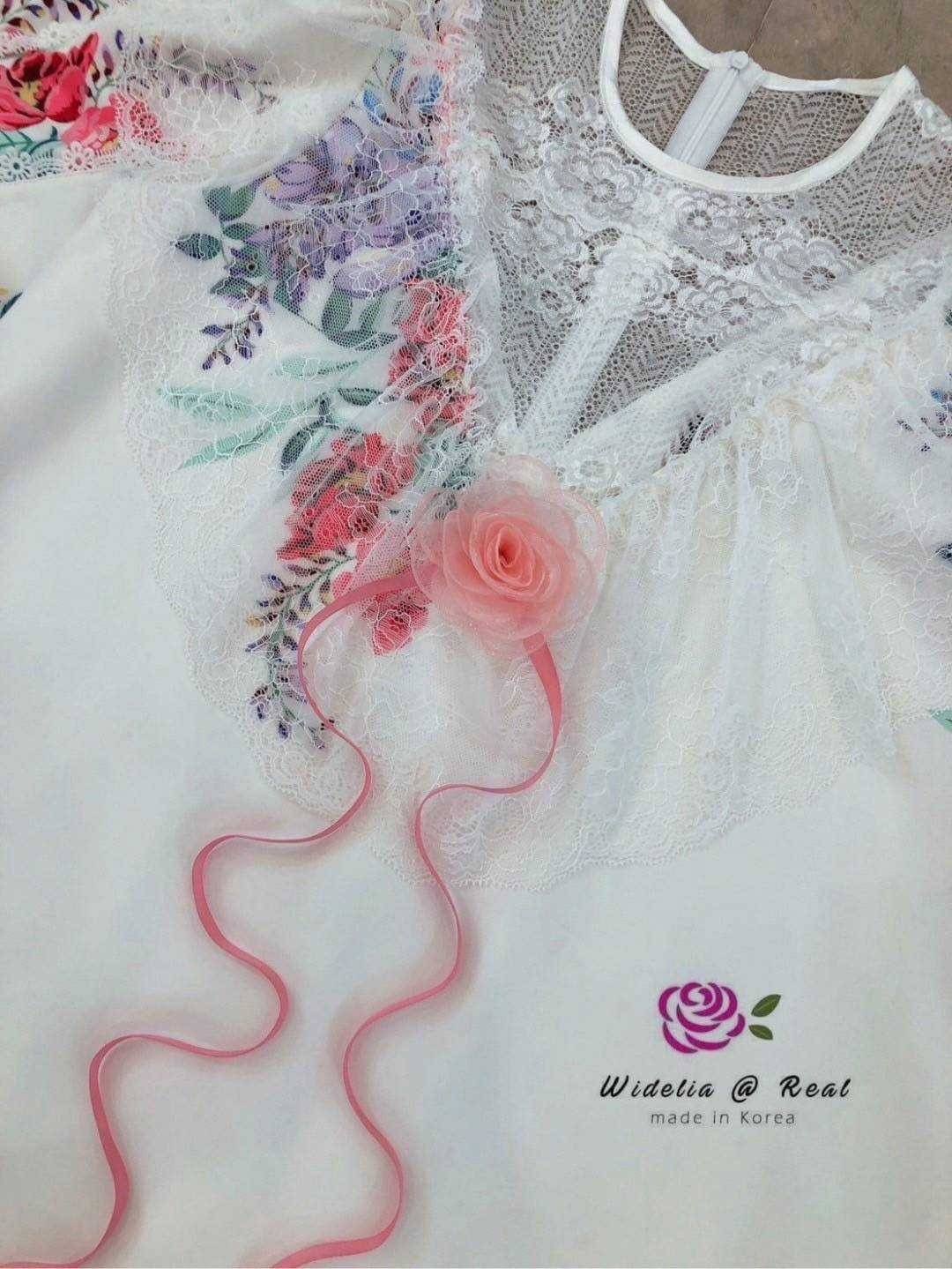 Maxi dress แม็กซี่เดรสตัวยาวทรงสวย ท่อนแขนยาวพองทรงฝักทองสวยอลัง ช่วงอกมี ดีเทลสวยด้วยผ้าลูกไม้เนื้อนุ่มสวยแต่งระบาย : สินค้าคุณภาพ (พร้อมส่ง)