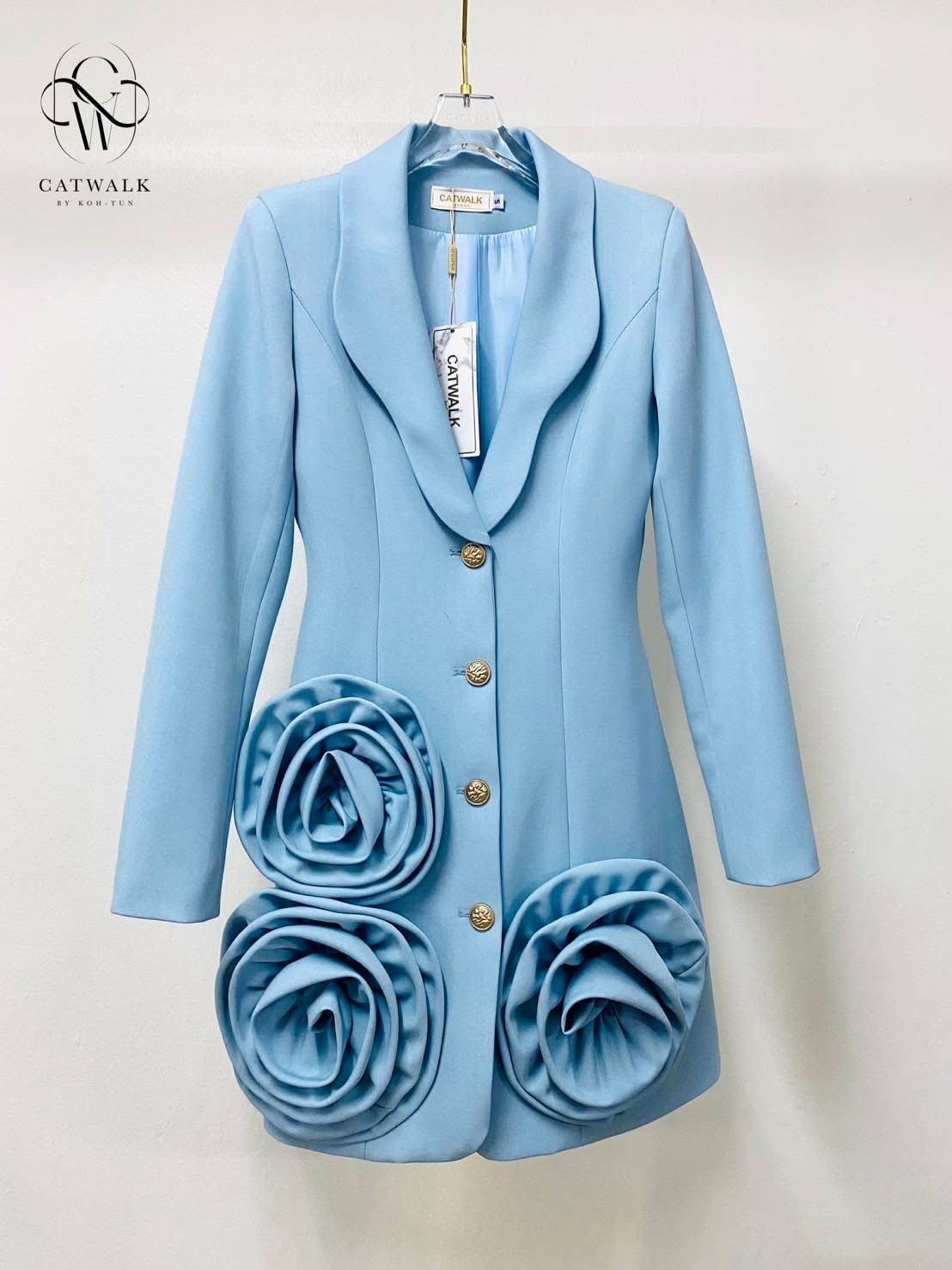 เดรสแต่งปลายดอกกุหลาบ เนื้อผ้าเกรดเอ ตัวชุดเป็นทรงเข้ารูปกระโปรงเป็นทรงเอเล็กน้อย ปกตัวชุดแต่งของเป็นโค้งสวยงาม ปลายชุดแต่งด้วยกุหลาบผ้าดอกใหญ่ดูโดดเด่นสุดๆ เพิ่มความหรูหราด้วยกระดุมสีทอง ใส่สบาย : สินค้าคุณภาพ (พร้อมส่ง)