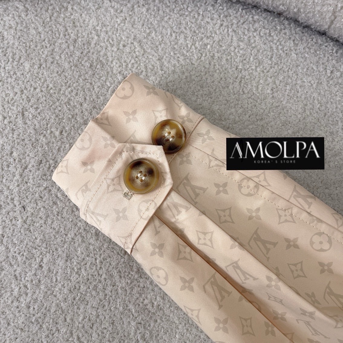 โค้ชตัวยาว MONOGRAM TOILE TRENCH COAT LOUIS VUITTON SS24 งานHIEND สุดๆ ห้ามพลาด งานดีสุดๆ ค่ะ ใส่แล้วสวย หรู ไฮโซ มาก : สินค้าคุณภาพ (พร้อมส่ง)