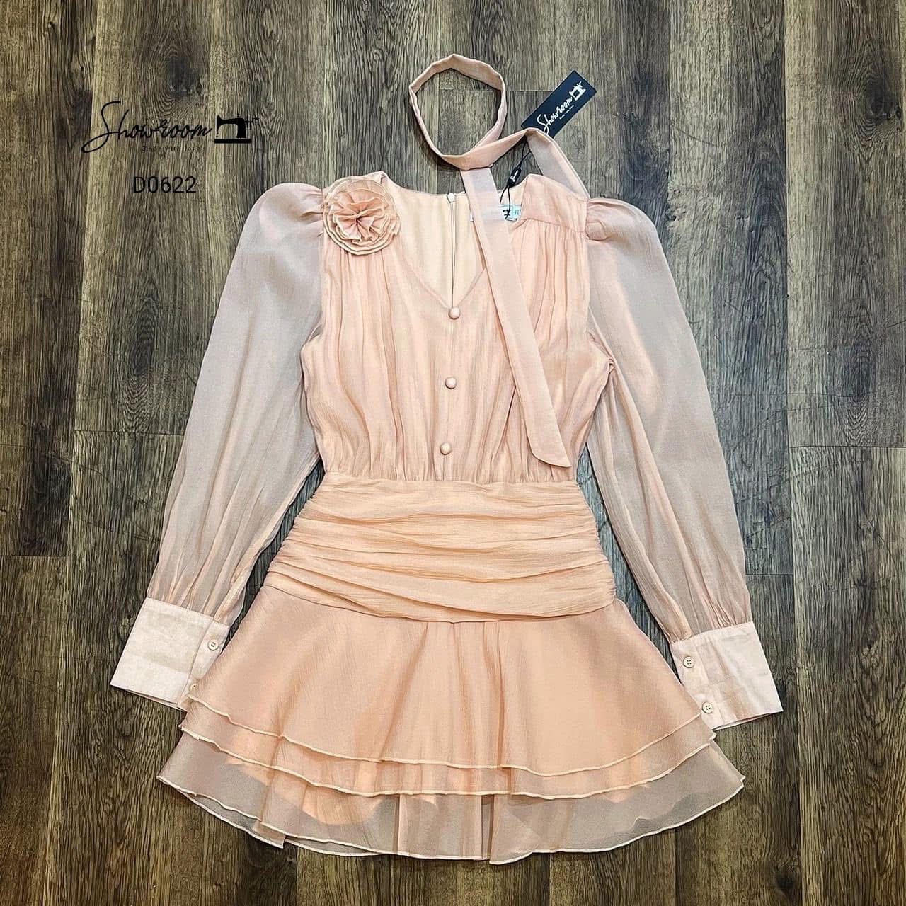 เดรสสไตล์ลูกคุณ มาพร้อมดอกไม้และโชคเกอร์อีก1เส้น ดีไซน์สวย มาในโทนสีชานม ใช้ผ้าอย่างดีในการตัดเย็บ บุซับ ช่วงกระโปรงซับในเป็นกางเกงนะคะ ใส่สบาย : สินค้าคุณภาพ (พร้อมส่ง)