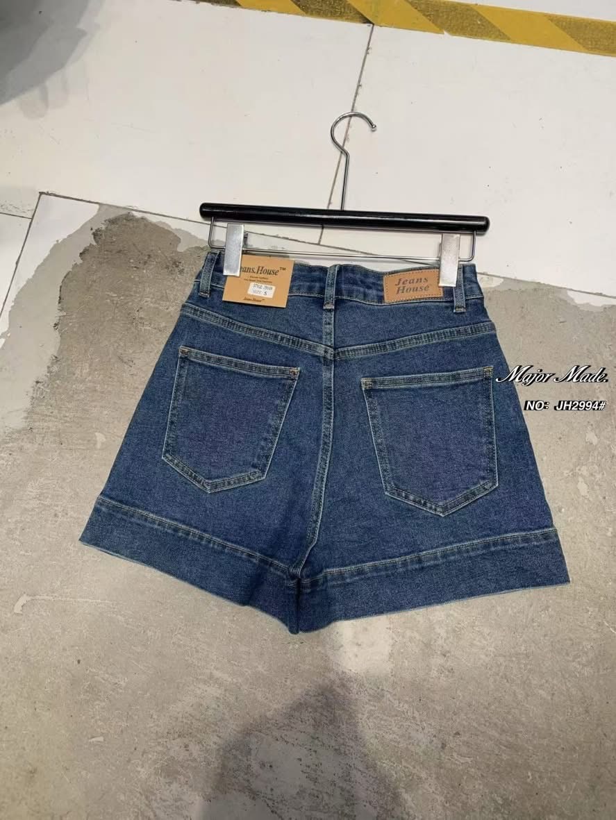 กางเกงยีนส์ขาสั้น ทรงเอวสูง รุ่นนี้บอกเลยทรงสวยมาก (เนื้อผ้ายีนส์ยืด )ดีเทลแต่งแถบข้างสีทูทร2ข้าง เก๋ๆ ใส่สบาย : สินค้าคุณภาพ (พร้อมส่ง)