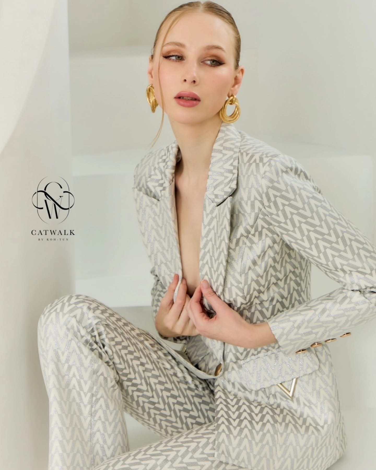 เซต Blazer เนื้อผ้าเกรดเอ ลายสวยดูคลาสสิก สวยหรูดูแพงสุดๆ ตัว Blazer เป็นทรงเข้ารูป +กางเกงทรงขากระบอก ใส่สบาย : สินค้าคุณภาพ (พร้อมส่ง)