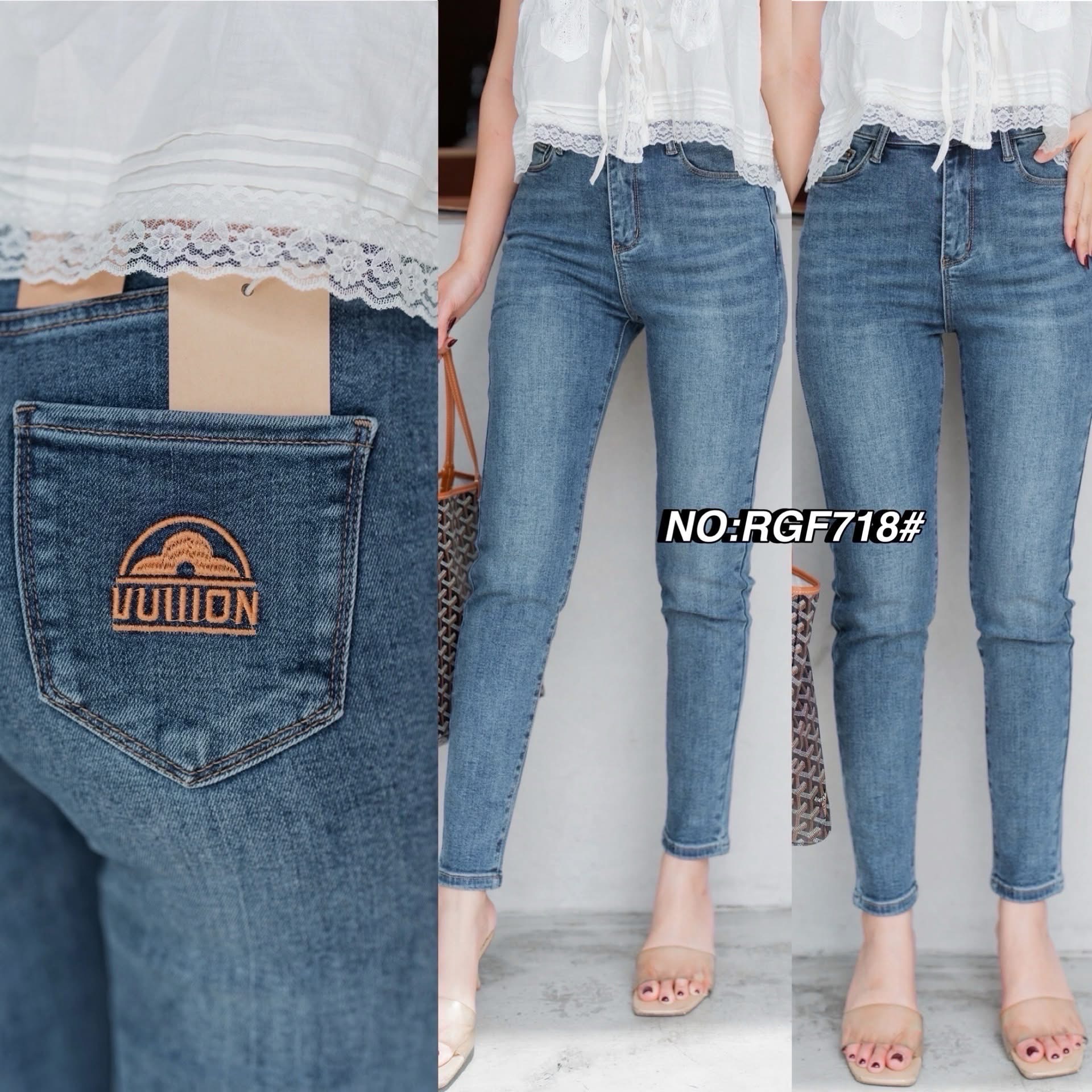 กางเกงยีนส์ยืดขายาว ทรงเอวสูงงง ดีไซน์ทรงเรียบๆ ตรงกระเป๋าหน้าหลังข้างหนึ่งโลโก้เก๋มาก ป้ายหนังดูแพงสุดๆ ผ้ายืดใส่สบาย ใส่แล้วขาเรียวได้รูป ใส่สบาย : สินค้าคุณภาพ (พร้อมส่ง)