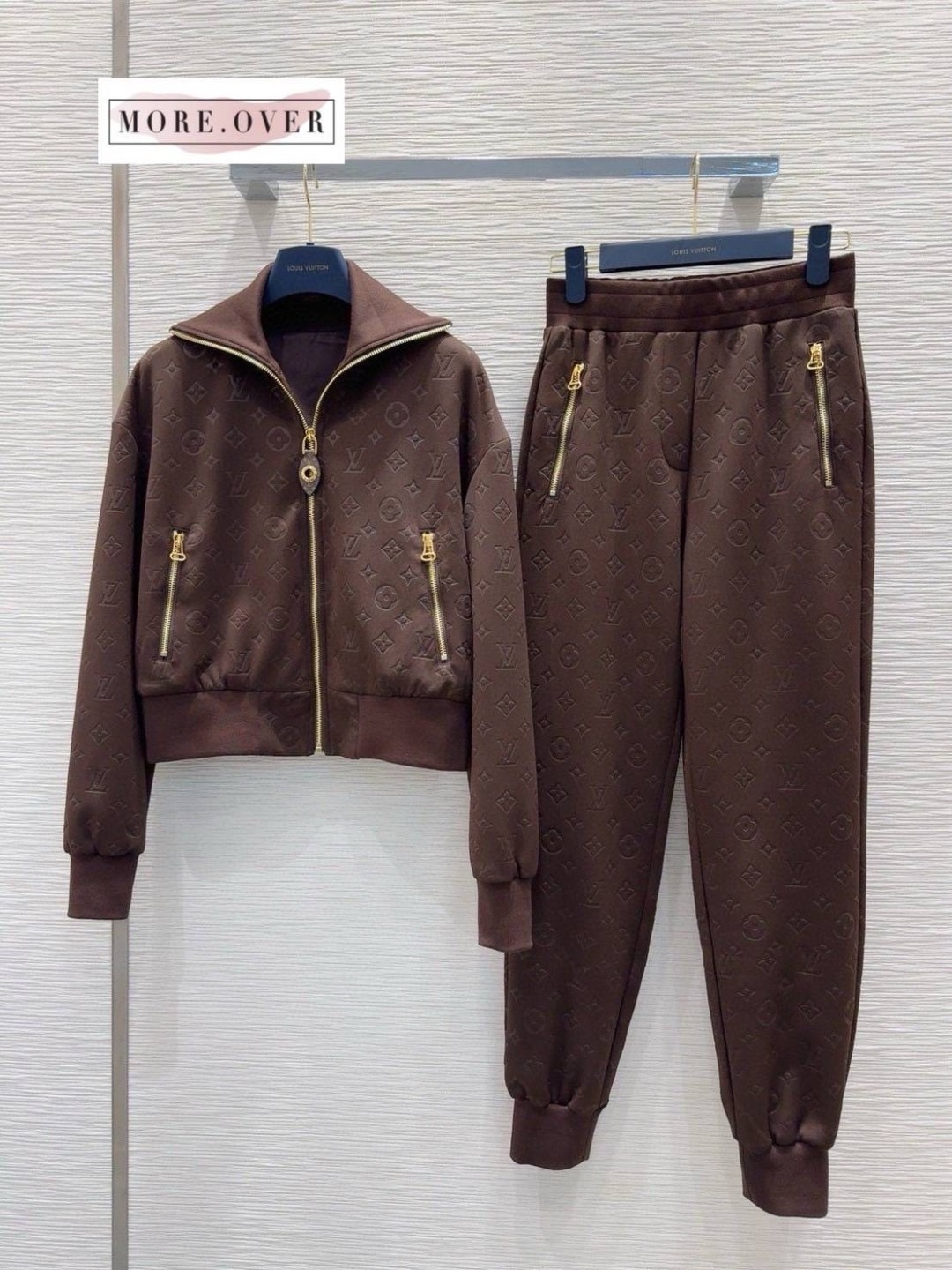 Set เสื้อคลุมแขนยาวทอลายโลโก้แบรนด์ทั้งตัว + กางเกงขายาว LV ลุคสวยเรียบหรู hiso รุ่นนี้ งานสวยมากค่ะใส่เป็นเซ็ตหรือใส่แยกก็ได้ค่ะ ใส่สบาย : สินค้าคุณภาพ (พร้อมส่ง)