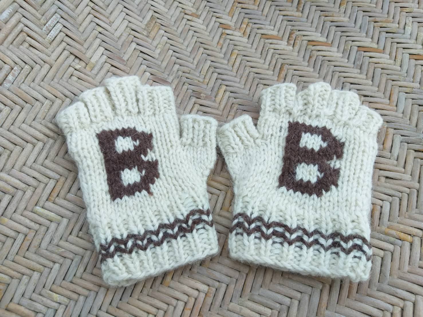 ถุงมือไหมพรมขนสัตว์ครึ่งท่อน (ของใหม่)