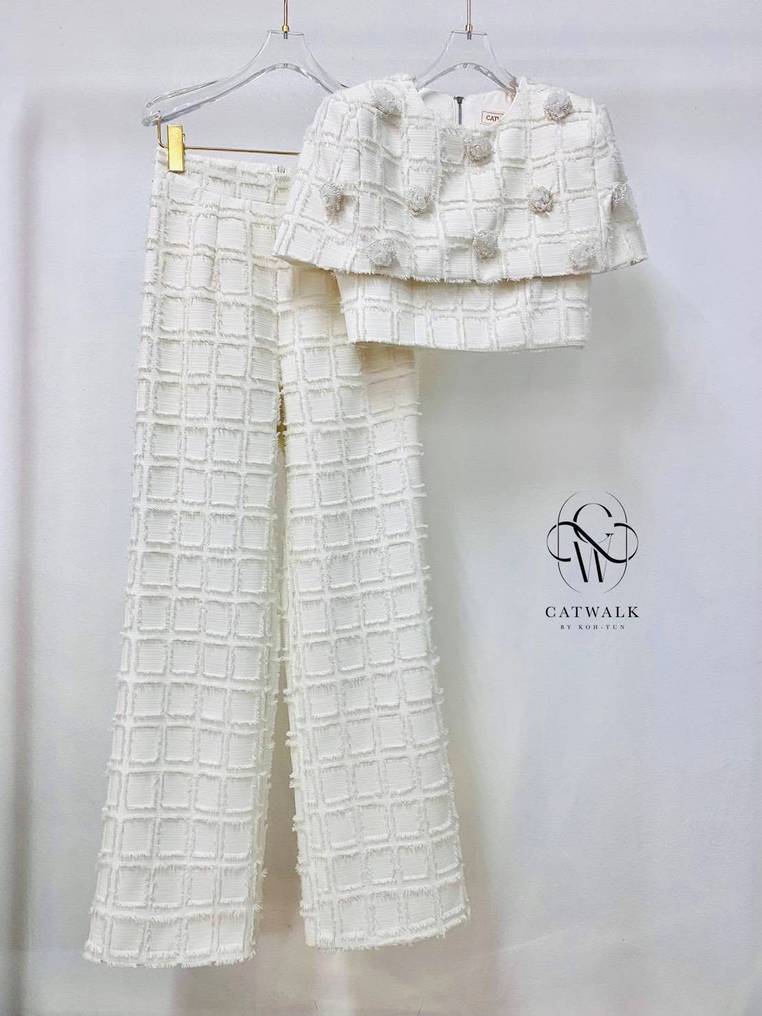 Set เสื้อครอปคลุมไหล่แต่งดอกไม้+กางเกงขายาวทรงสวย เนื้อผ้าเกรดเอ ผ้าทอลายสวย เนื้อนุ่มใส่สบาย ใส่สบาย : สินค้าคุณภาพ (พร้อมส่ง)